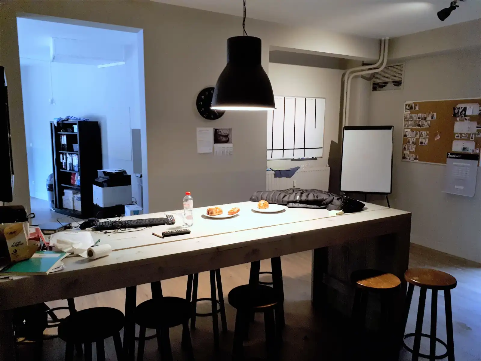 Hoek handelspand op commerciële ligging met veel visibiliteit foto 22