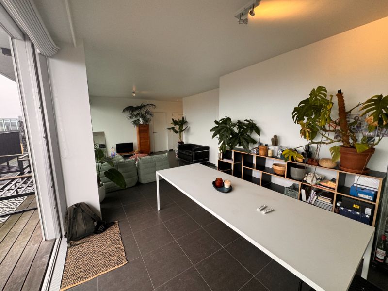 --- NIEUW --- Fantastiche penthouse met 1-slaapkamer, groot zonnegericht terras en autostaanplaats! foto 4