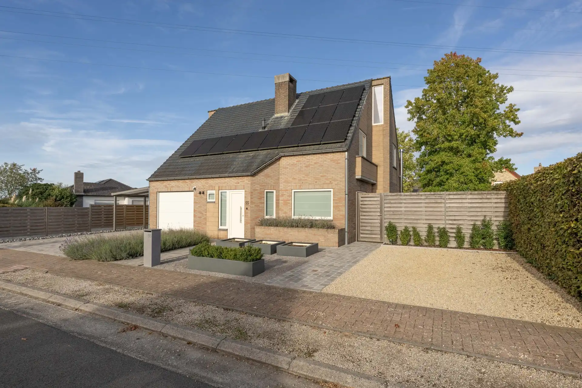 Knappe, verzorgde alleenstaande hedendaagse woning met 3 slaapkamers, garage en een prachtige aangelegde tuin TE KOOP in Wielsbeke! foto 2