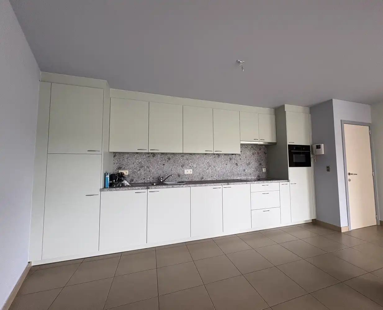 Gelijkvloers appartement met twee slaapkamers + autostaanplaats foto 3