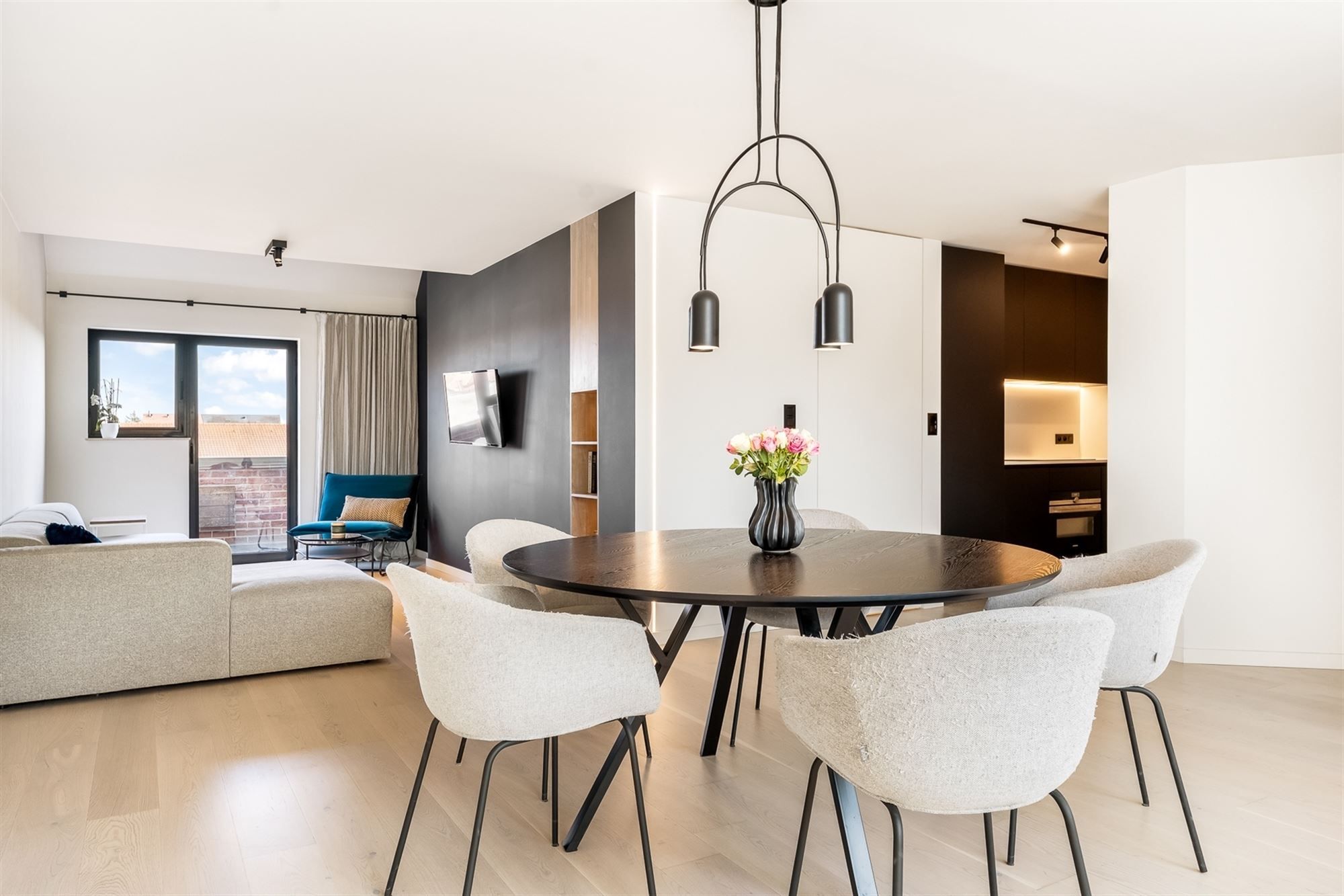 KNAP GERENOVEERD, LICHTRIJK APPARTEMENT (129M²) MET 3 SLAAPKAMERS TE HALEN foto {{pictureIndex}}