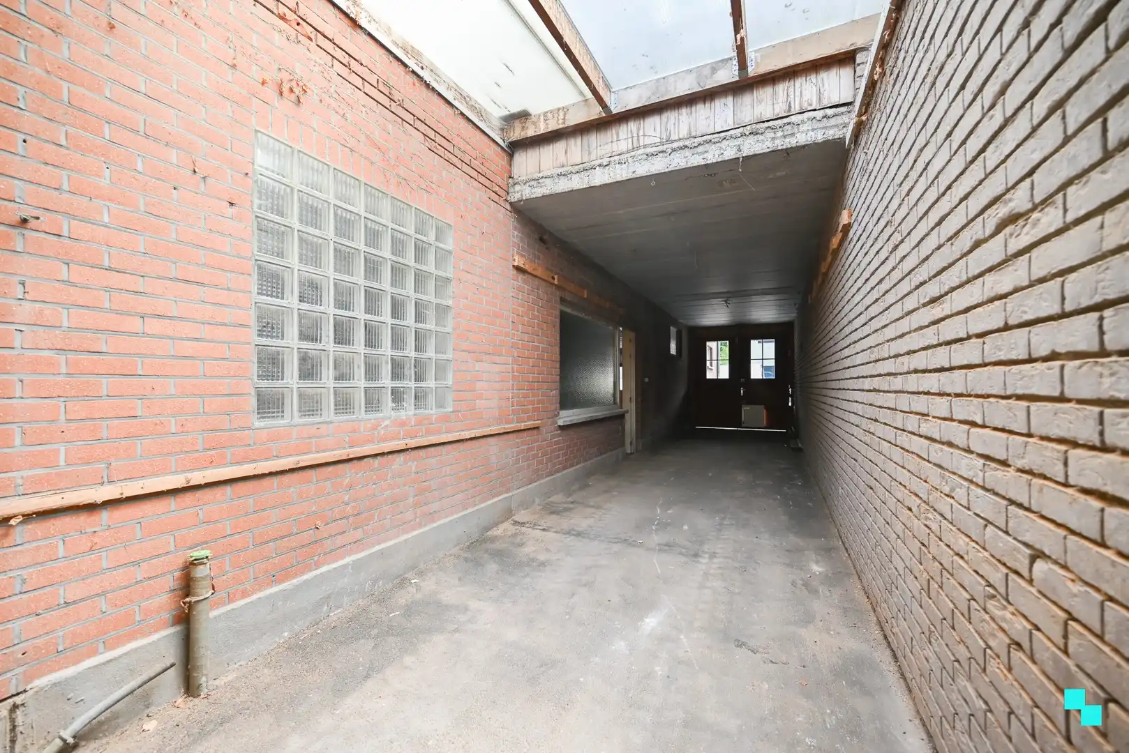 Bedrijfsgebouw met bovenliggend appartement te Sint-Eloois-Winkel foto 7