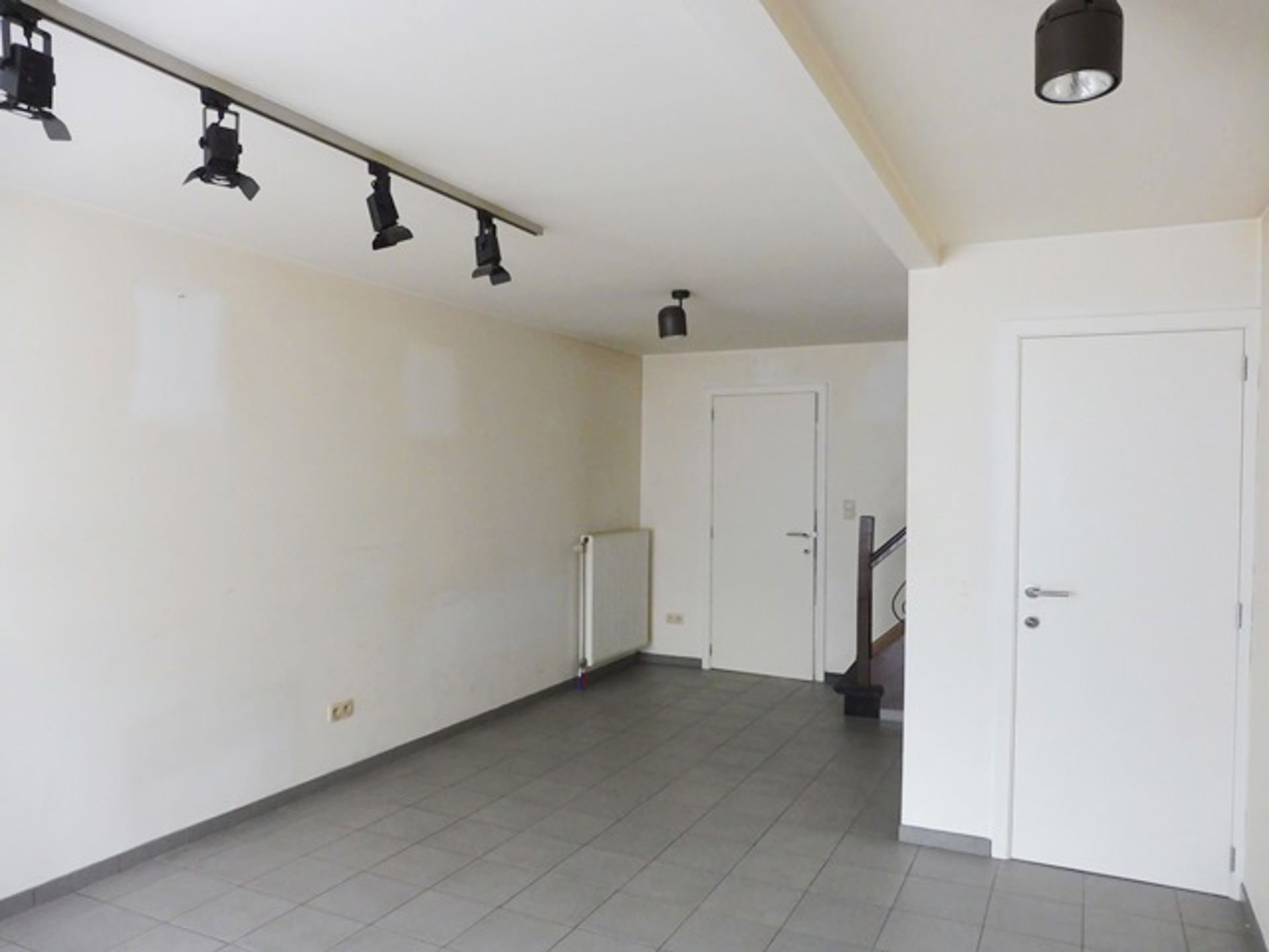 Woning met vier garageboxen op uitstekende locatie foto 4