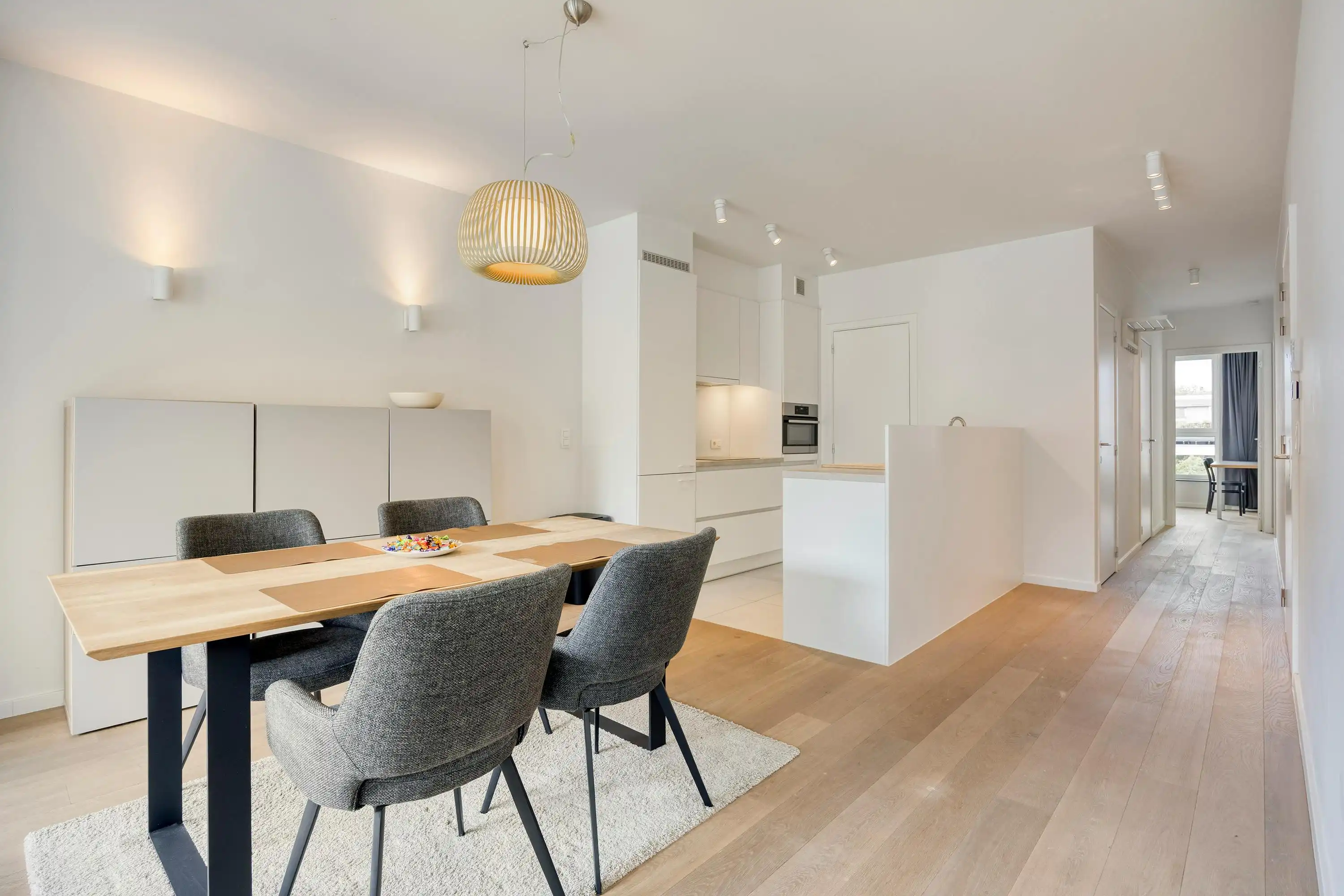Recent appartement met twee slaapkamers en terras te koop in Berchem foto 3