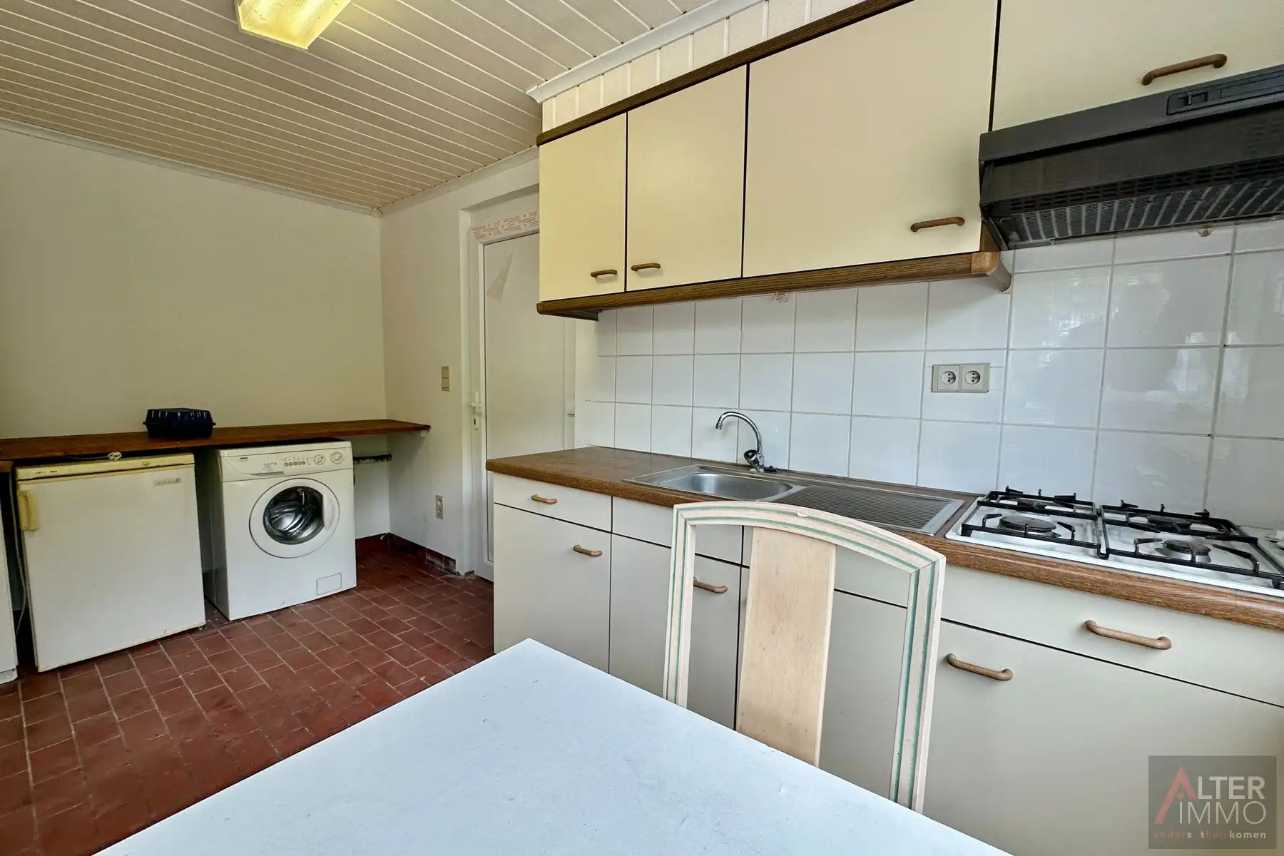 Gelijkvloerse woning (1970) met 2 slaapkamers, kelder en zolder (mogelijks in te richten) op perceel van 10a 30ca. foto 7