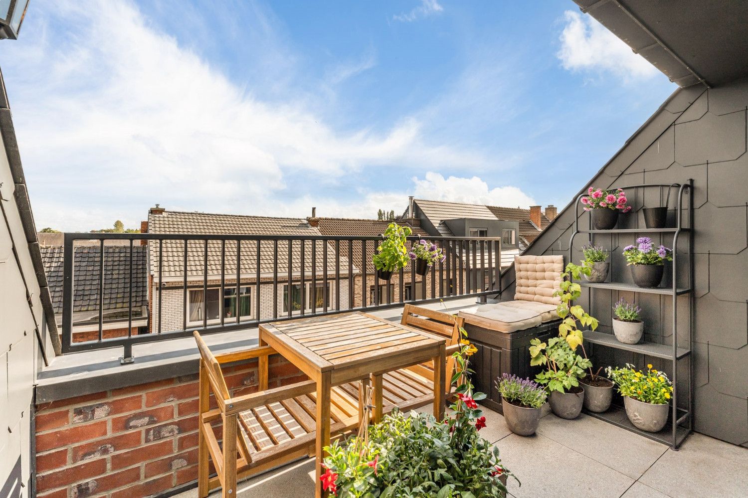 Modern en licht Duplexappartement met 3 slk berging en autostpl foto 14