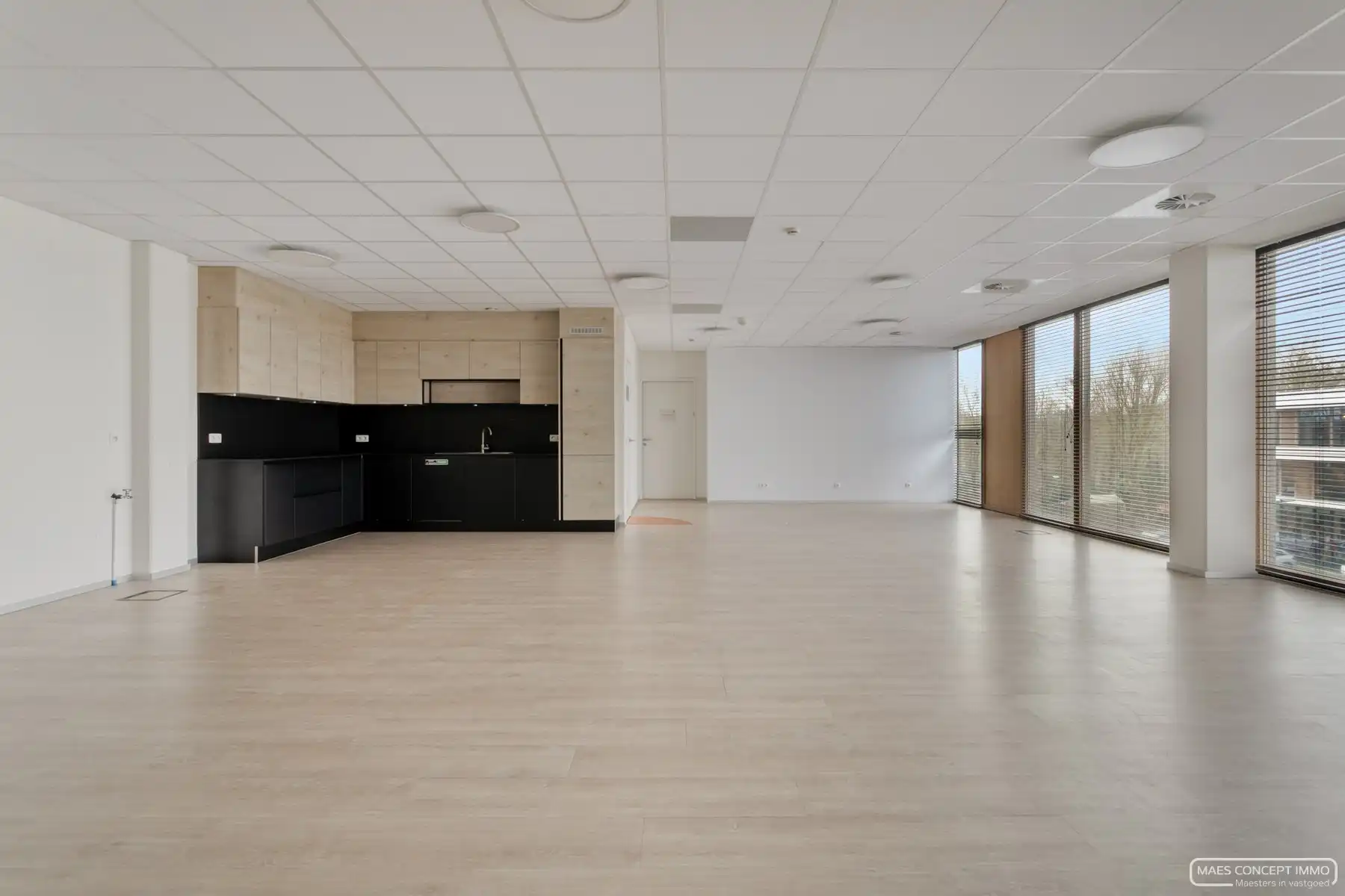 Kantoorruimte 251 m² te huur vlakbij E17 te Zwevegem foto {{pictureIndex}}