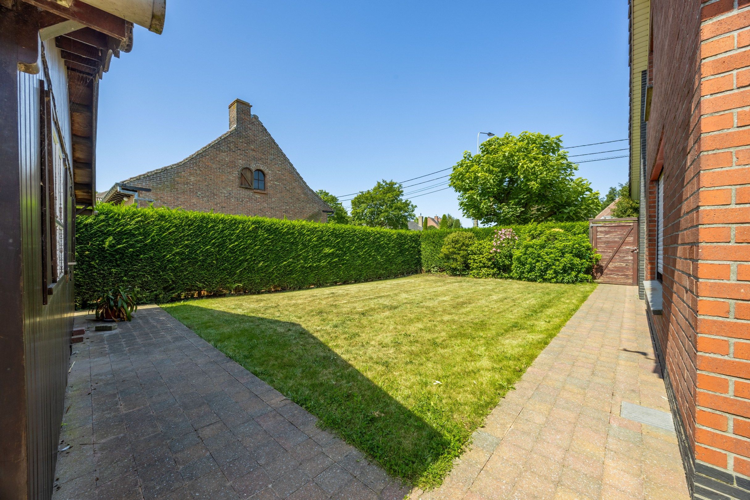 TE RENOVEREN LAAGBOUWVILLA MET ZUIGERGICHTE TUIN foto 11