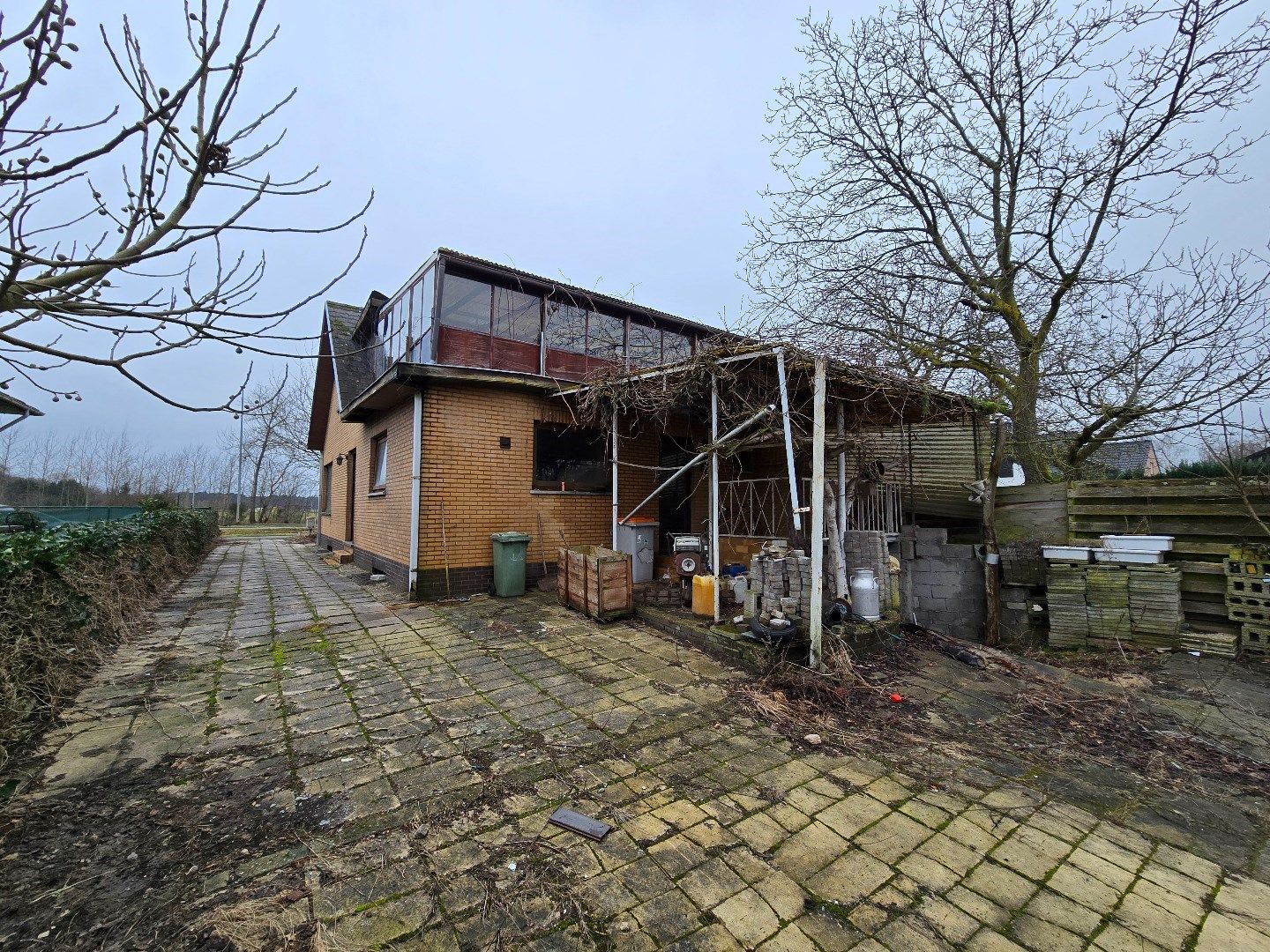 Te renoveren woning, 4 slpk, met tuin en 3 garages foto 7