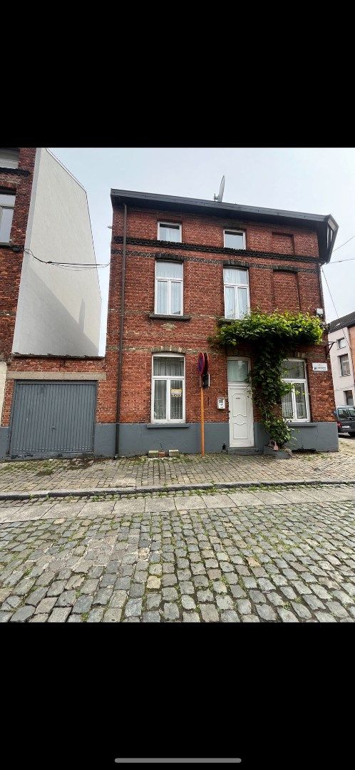 Te renoveren woning in Sint-Amandsberg foto {{pictureIndex}}