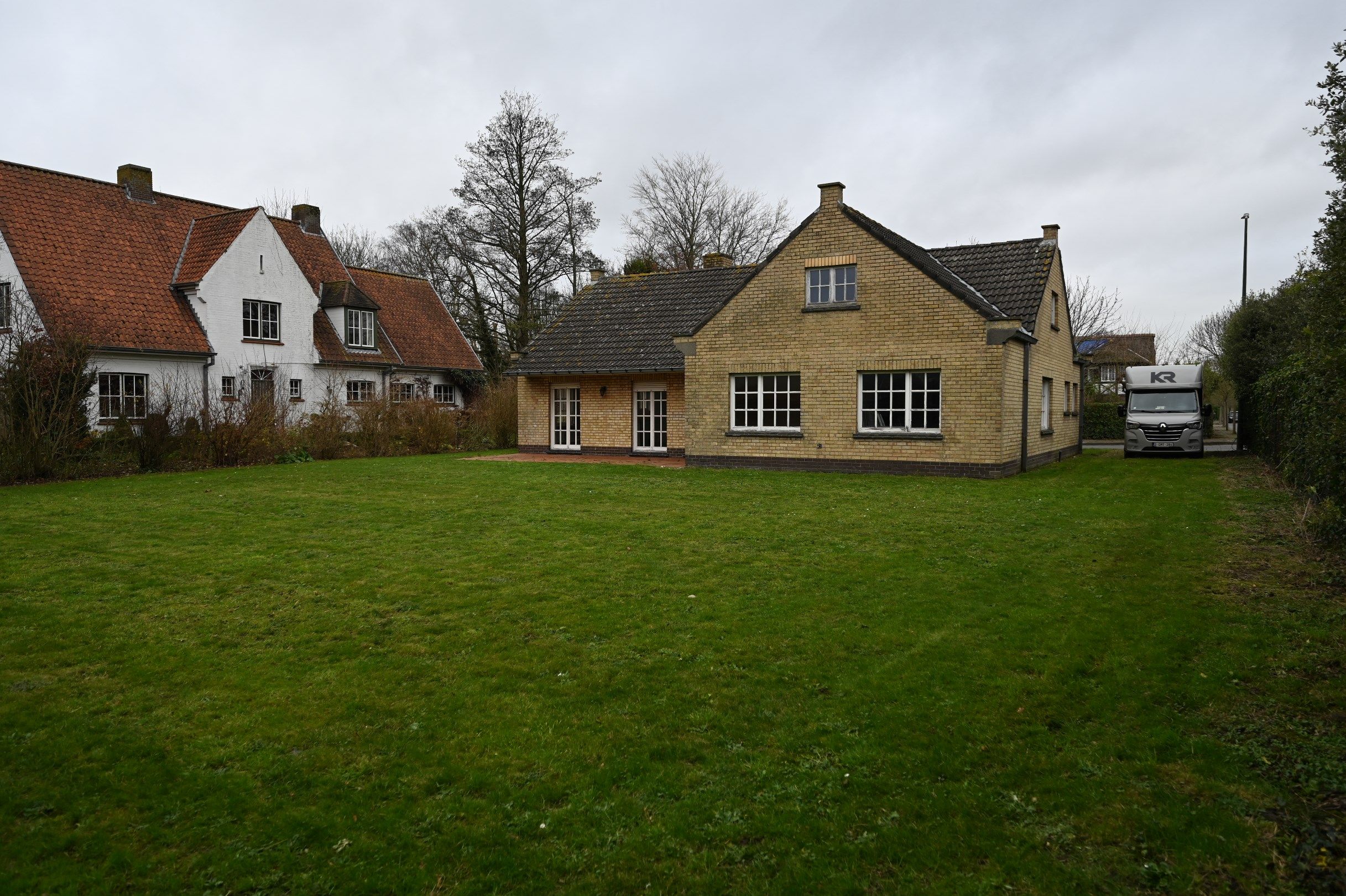 Rustig gelegen villa  op een prachtig perceel van 937 m² in een residentiële wijk vlakbij de invalswegen en op enkele minuten rijden van het centrum van Knokke  foto {{pictureIndex}}