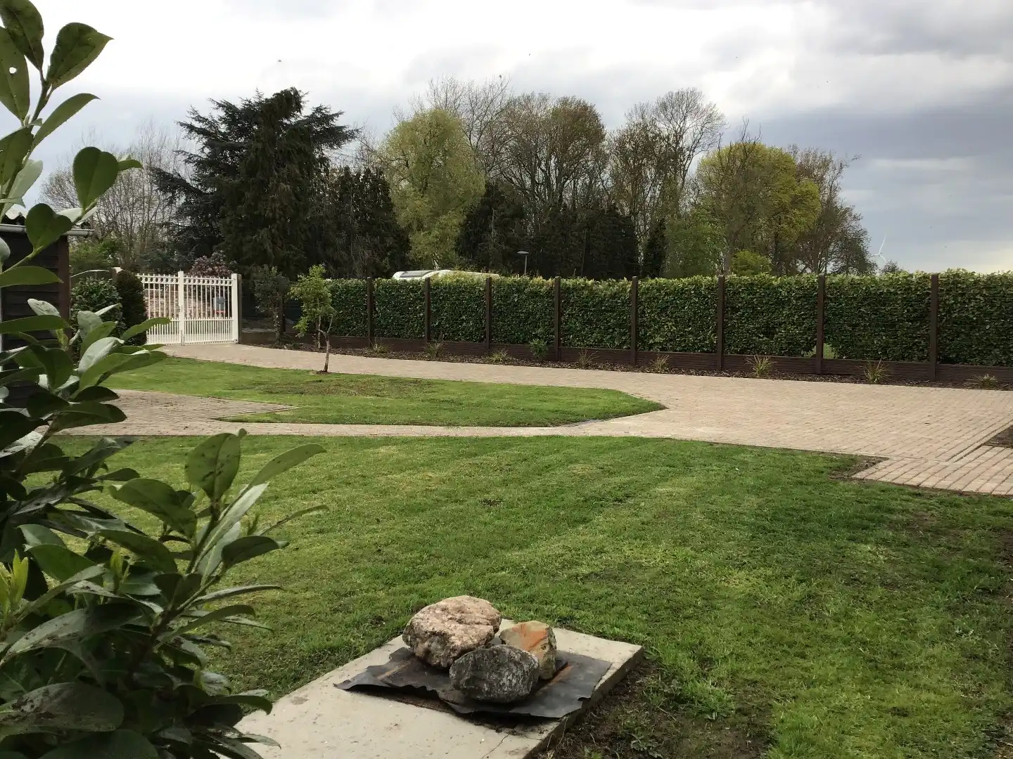 Laagbouwwoning met 2 slpk, carport en tuin foto 2