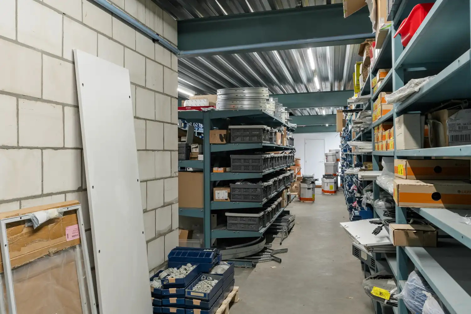 BEDRIJFSPAND MET CONCIERGEWONING foto 97