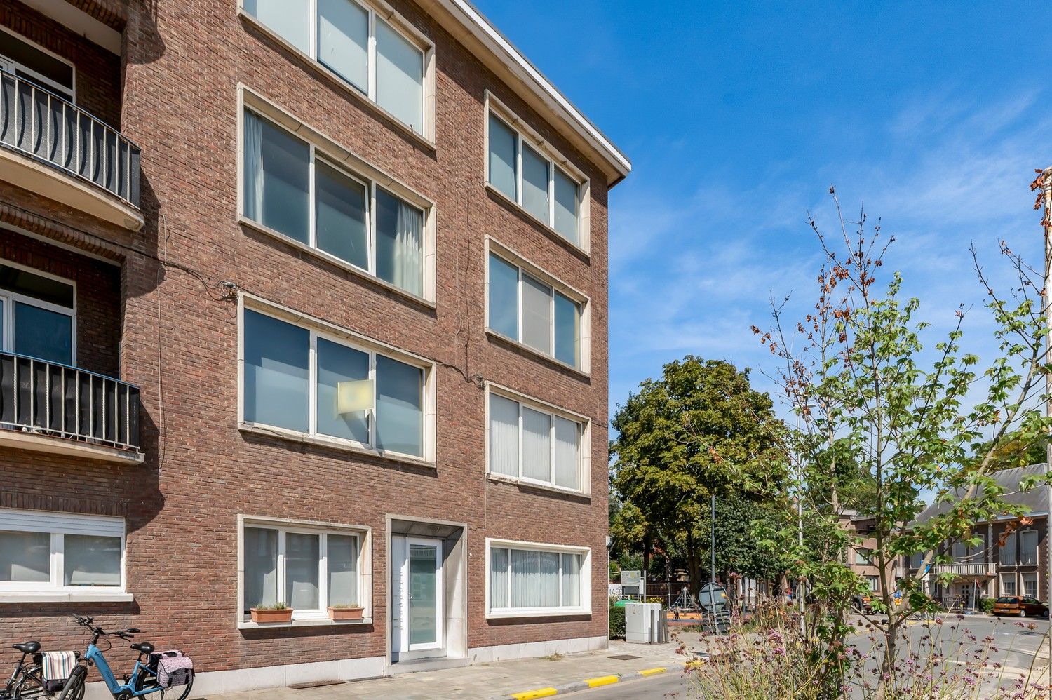 Gerenoveerd gelijkvloersappartement met twee slaapkamers. foto 18