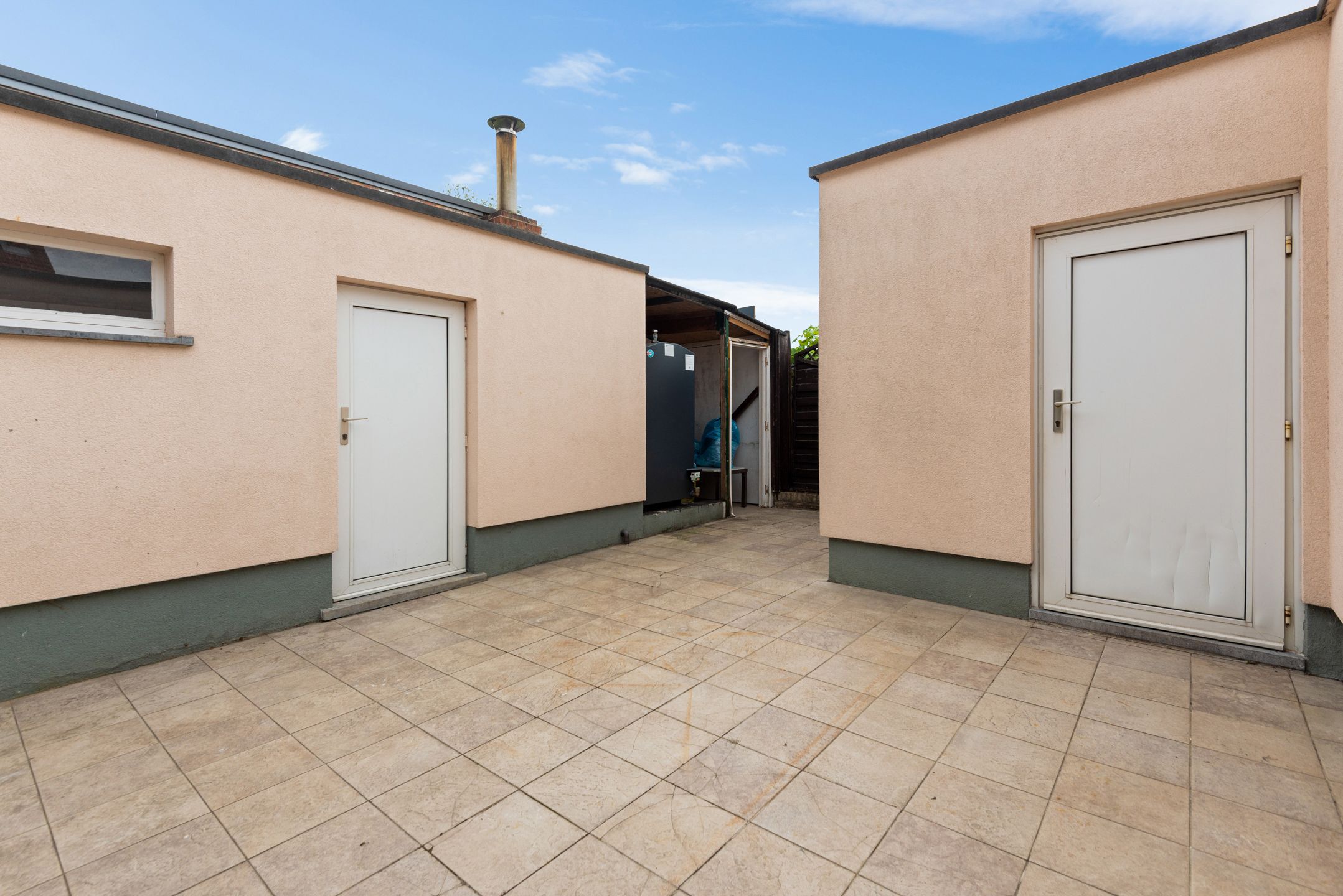 Instapkl. Half-open woning met 3 slpk, polyv. zolder, gar., oprit en tuin foto 33