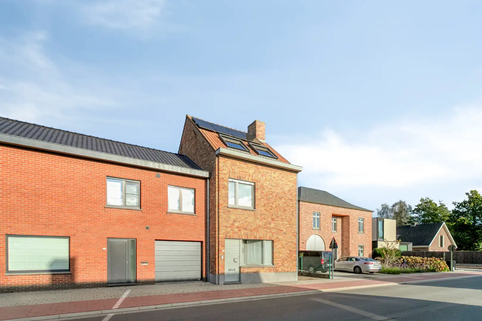 Degelijke halfopen woning met 3 slaapkamers en grote garage!! foto 2