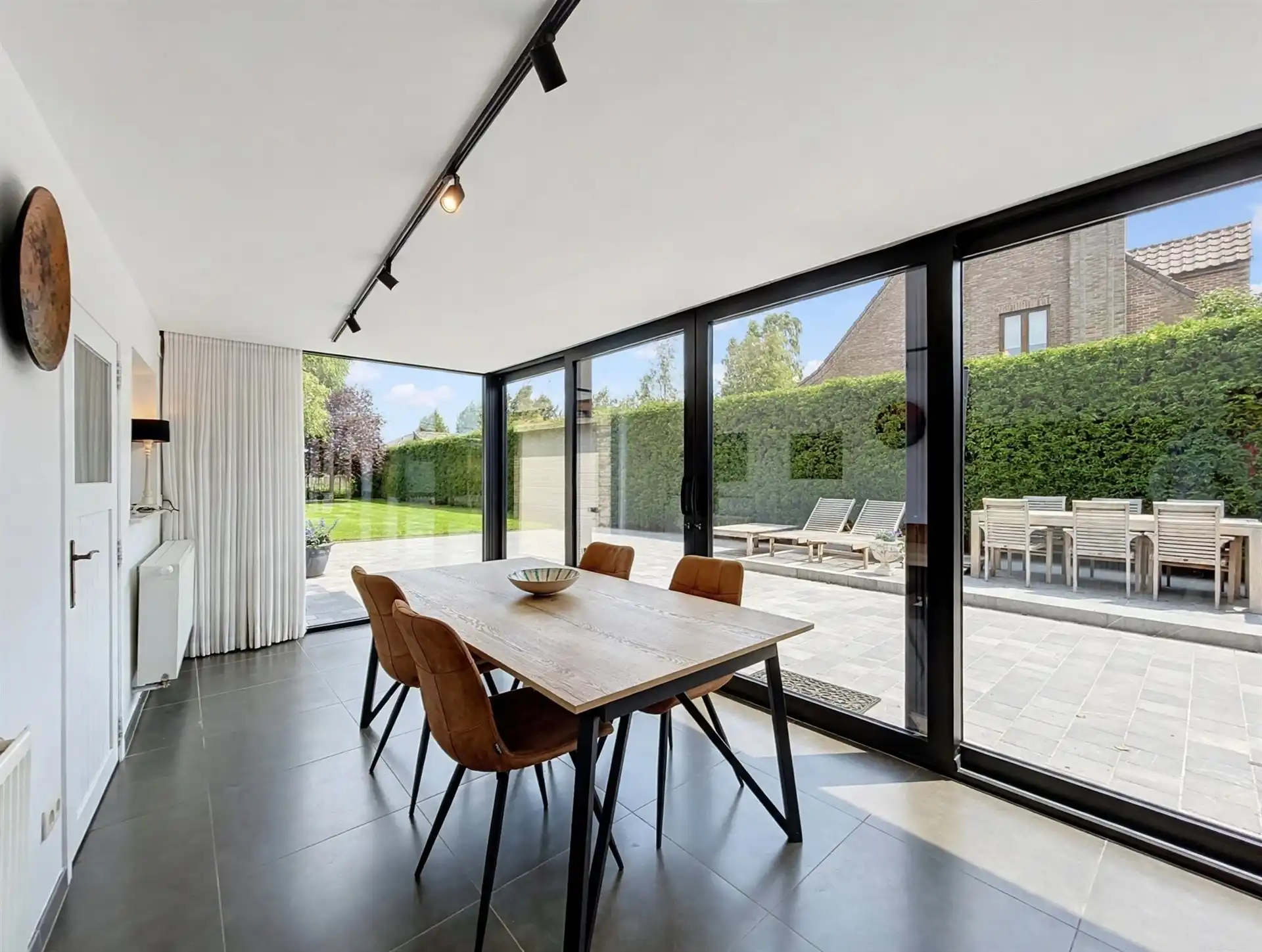 Charmante instapklare gezinswoning met 2 garages op prachtig perceel met zicht op oneindig. foto 5
