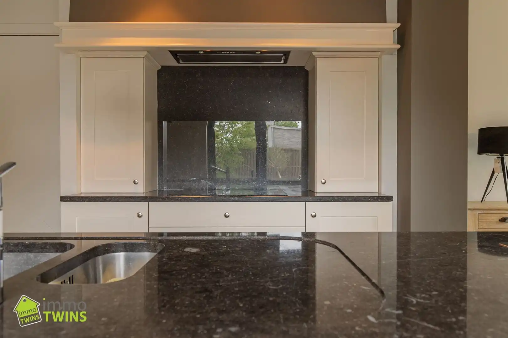 Prachtige instapklare open bebouwing te huur met afgesloten tuin en dubbele garage foto 11