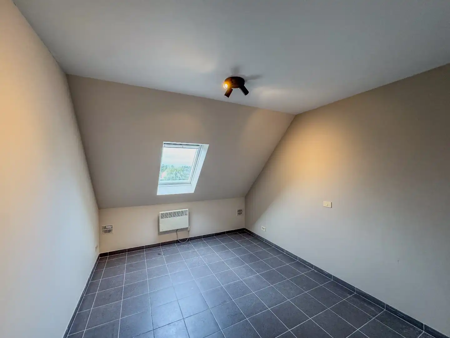 Ruim appartement met 2 slaapkamers en ruime garage. foto 6