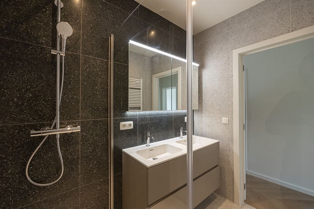 gerenoveerd appartement met zonnig terras foto 9