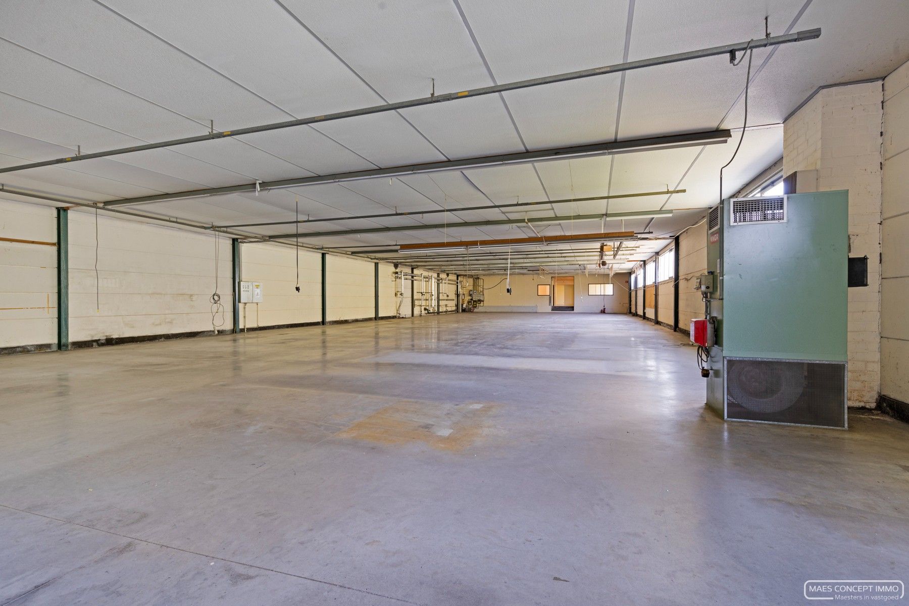 Te koop magazijn met bureaus en grote parking te Anzegem foto 4