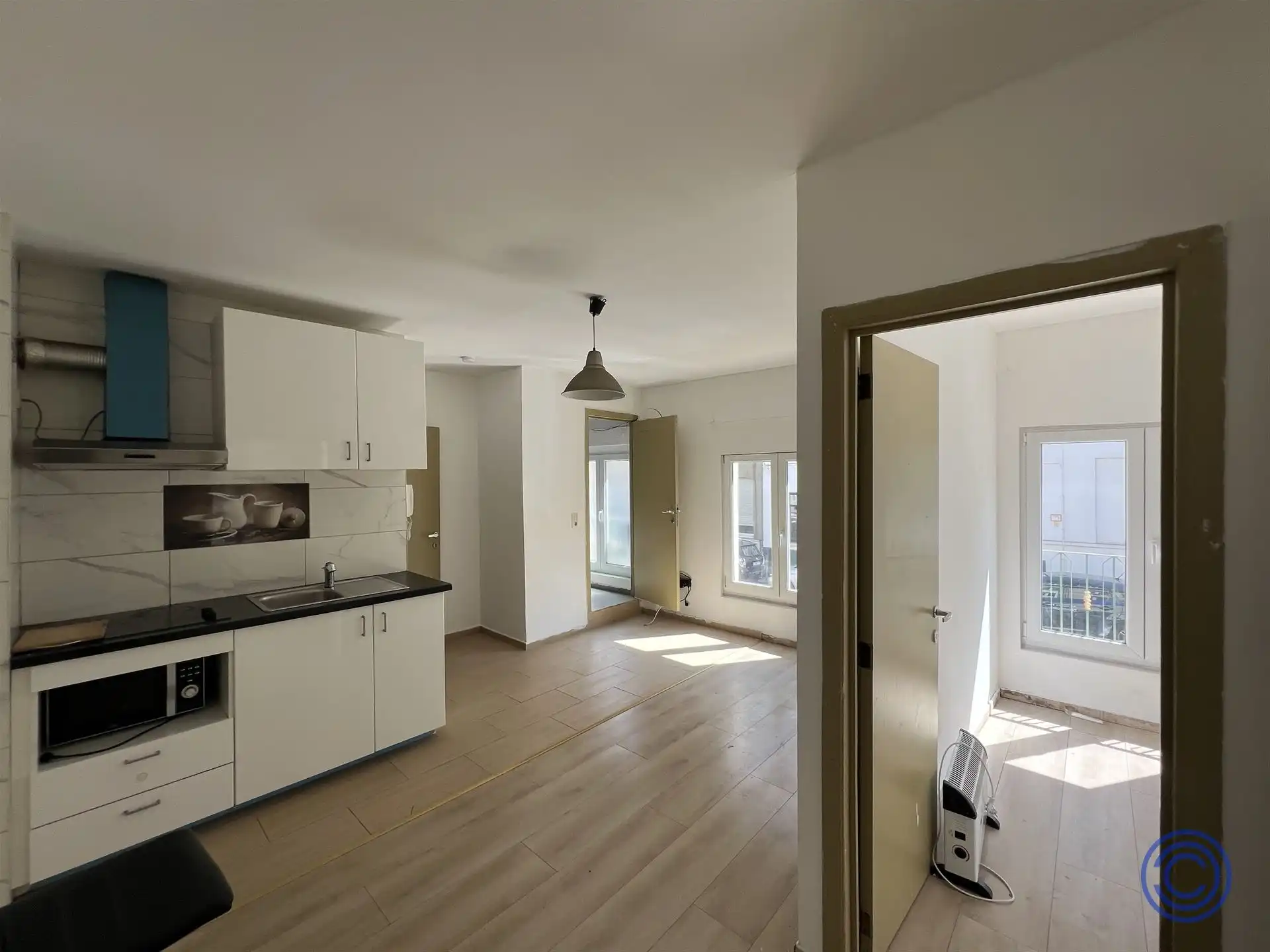 Vergund appartementsgebouw met garages! foto 2