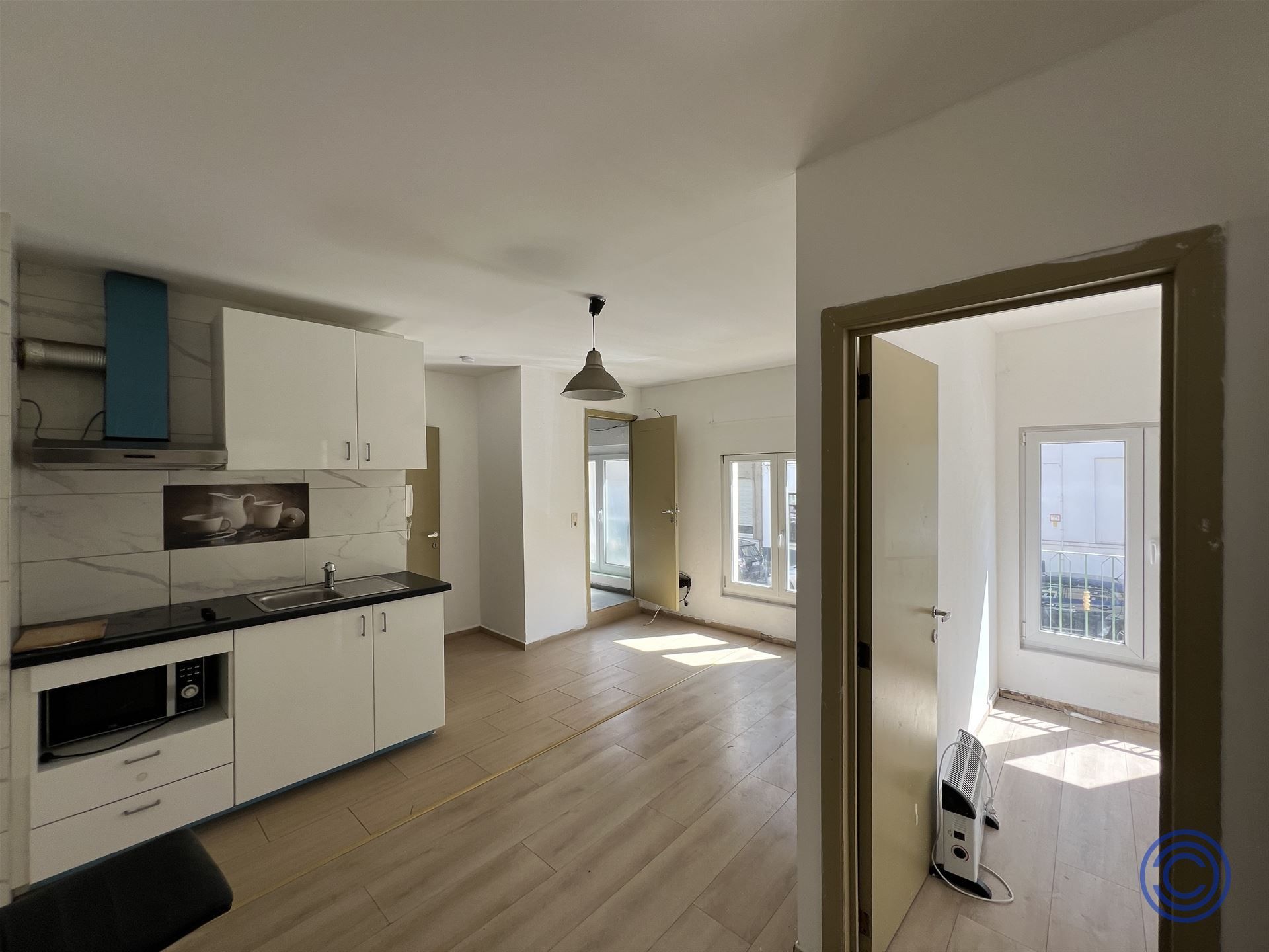 Vergund appartementsgebouw met garages! foto 2