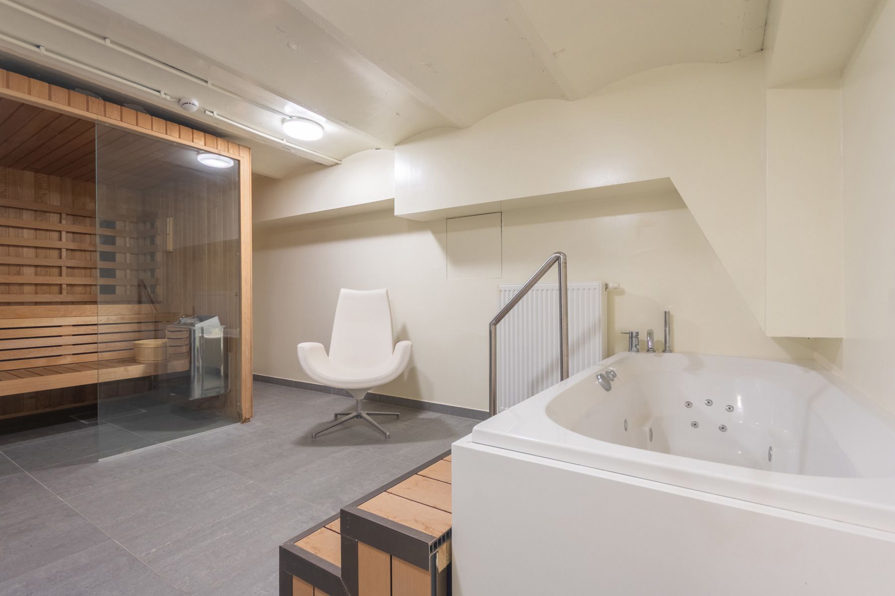 Assistentieflat met kelder in centrum Halle foto 21