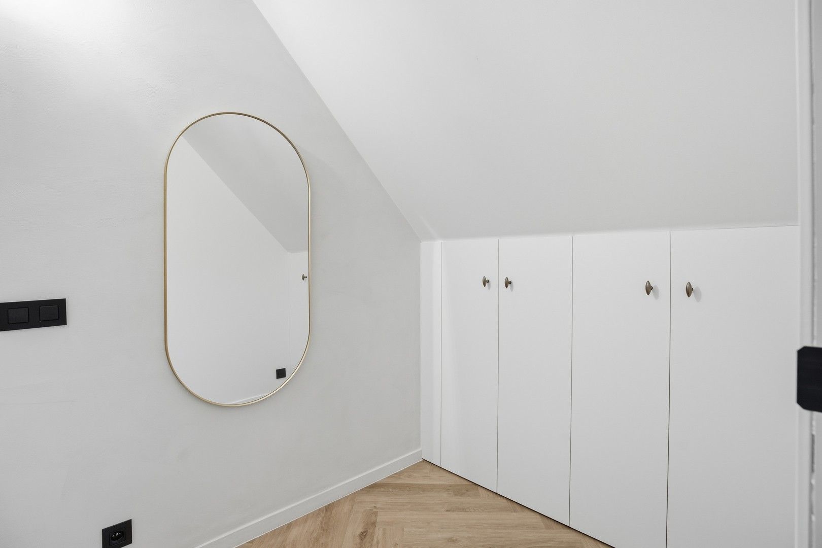 Halfopen bebouwing met uitweg en carport in het hartje van Zwevezele foto 19