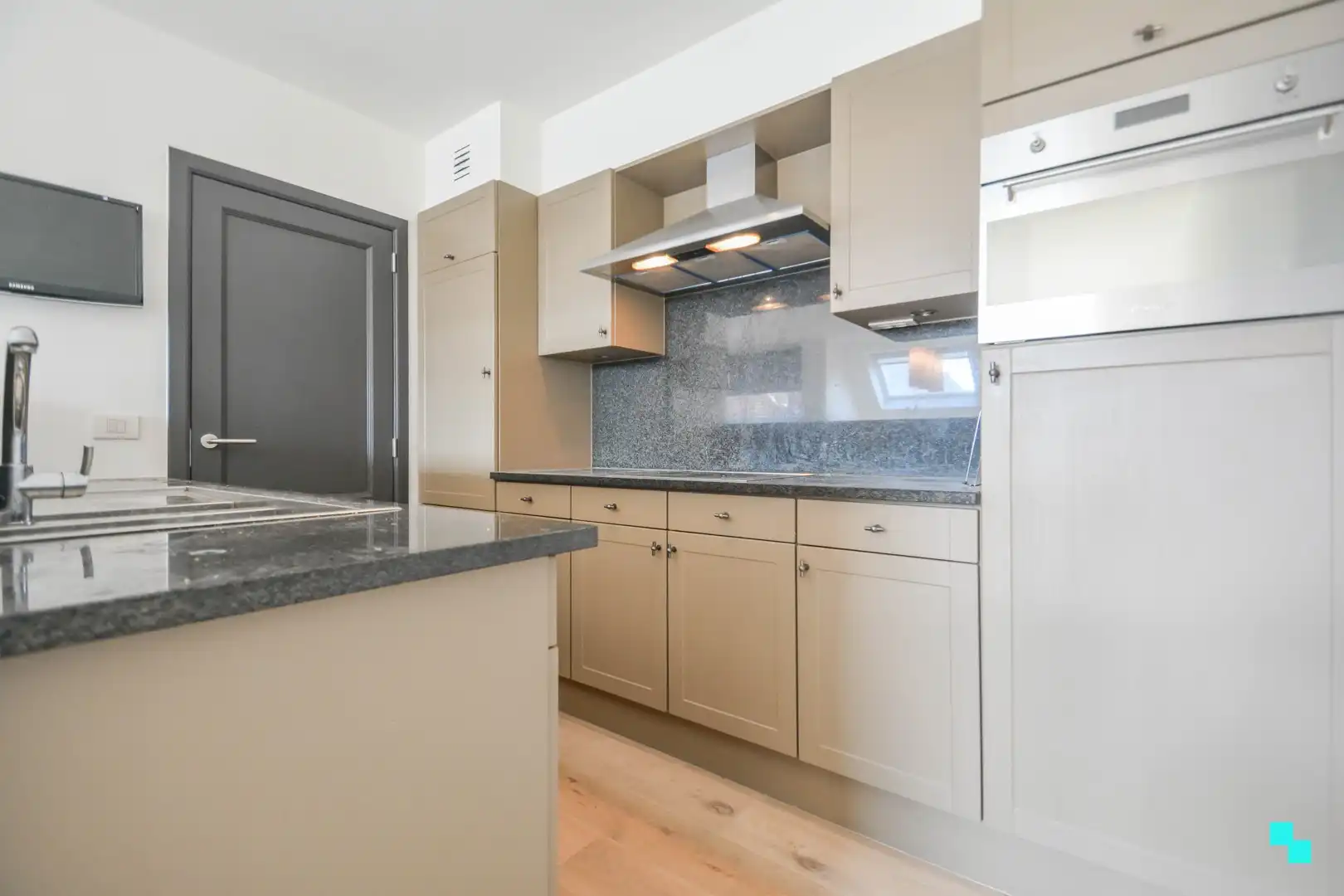 Ruim, instapklaar appartement nabij centrum Emelgem foto 10