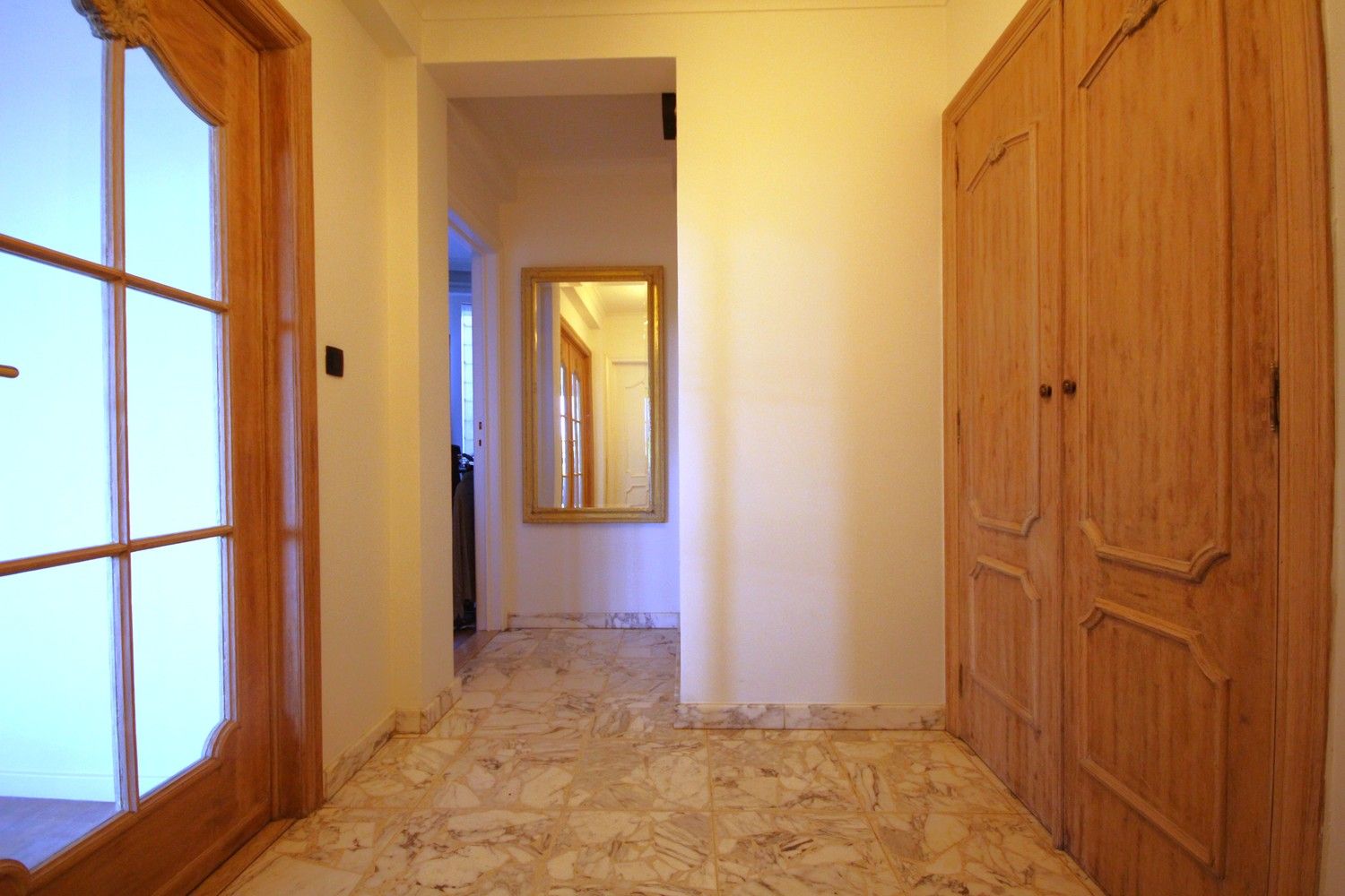 Vernieuwd appartement met 2 slaapkamers, garage en kelder in het centrum foto 5