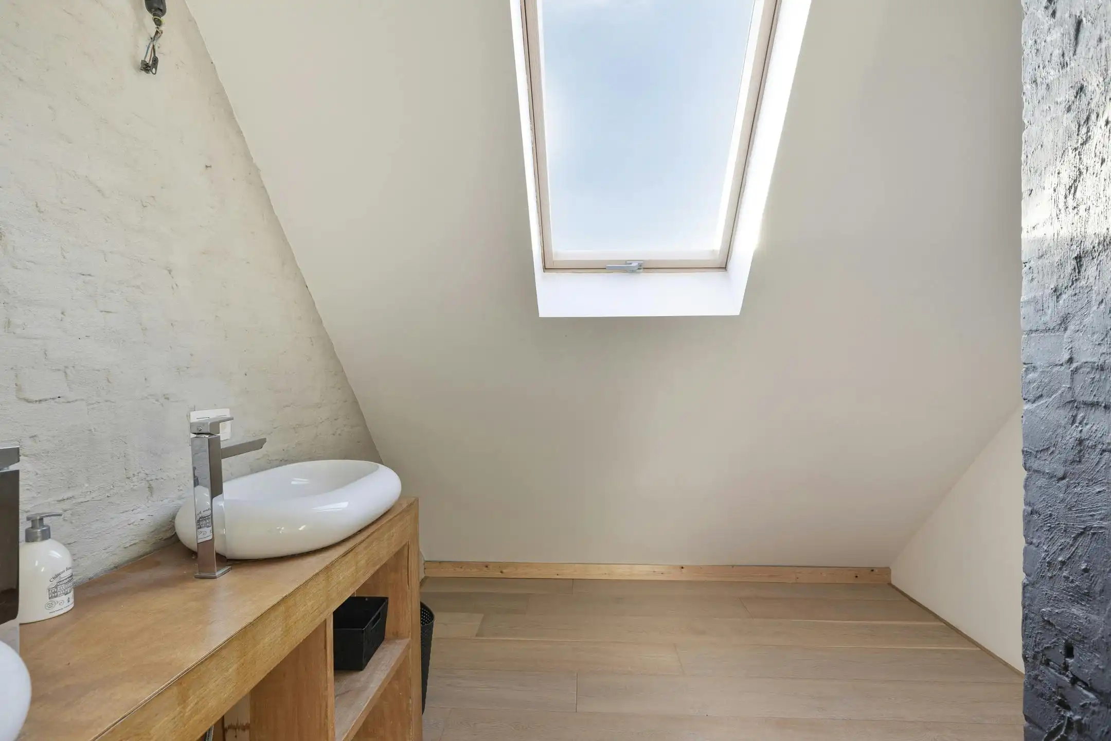 Volledig gerenoveerde woning met tuin te koop in Luchtbal!  foto 16