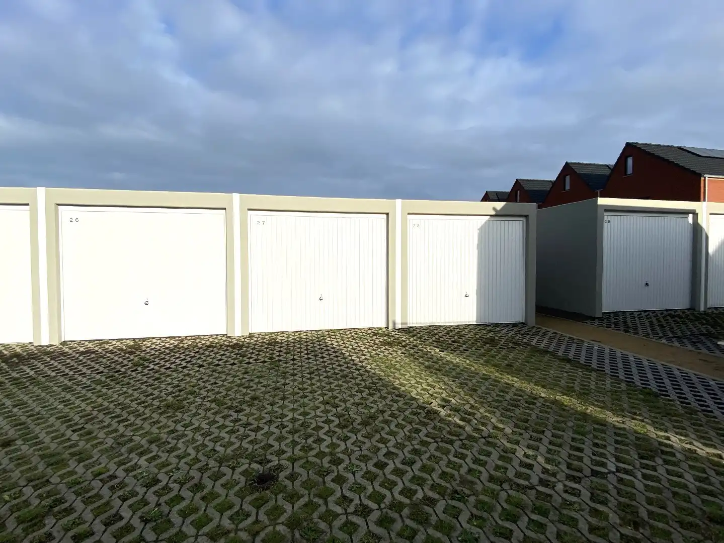 RECENTE GARAGEBOX GELEGEN IN WOONWIJK TE HEULE foto 3