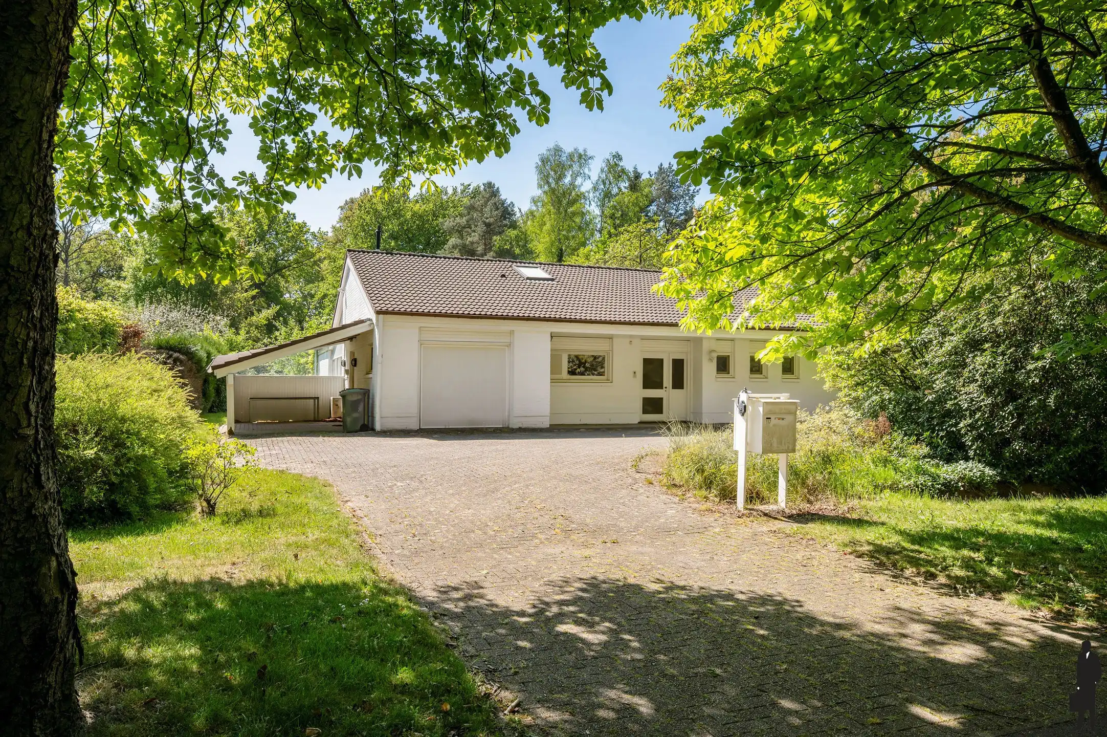 Een volledig te renoveren gelijkvloerse villa (heden kantoor) op ca. 2.438 m² foto 17