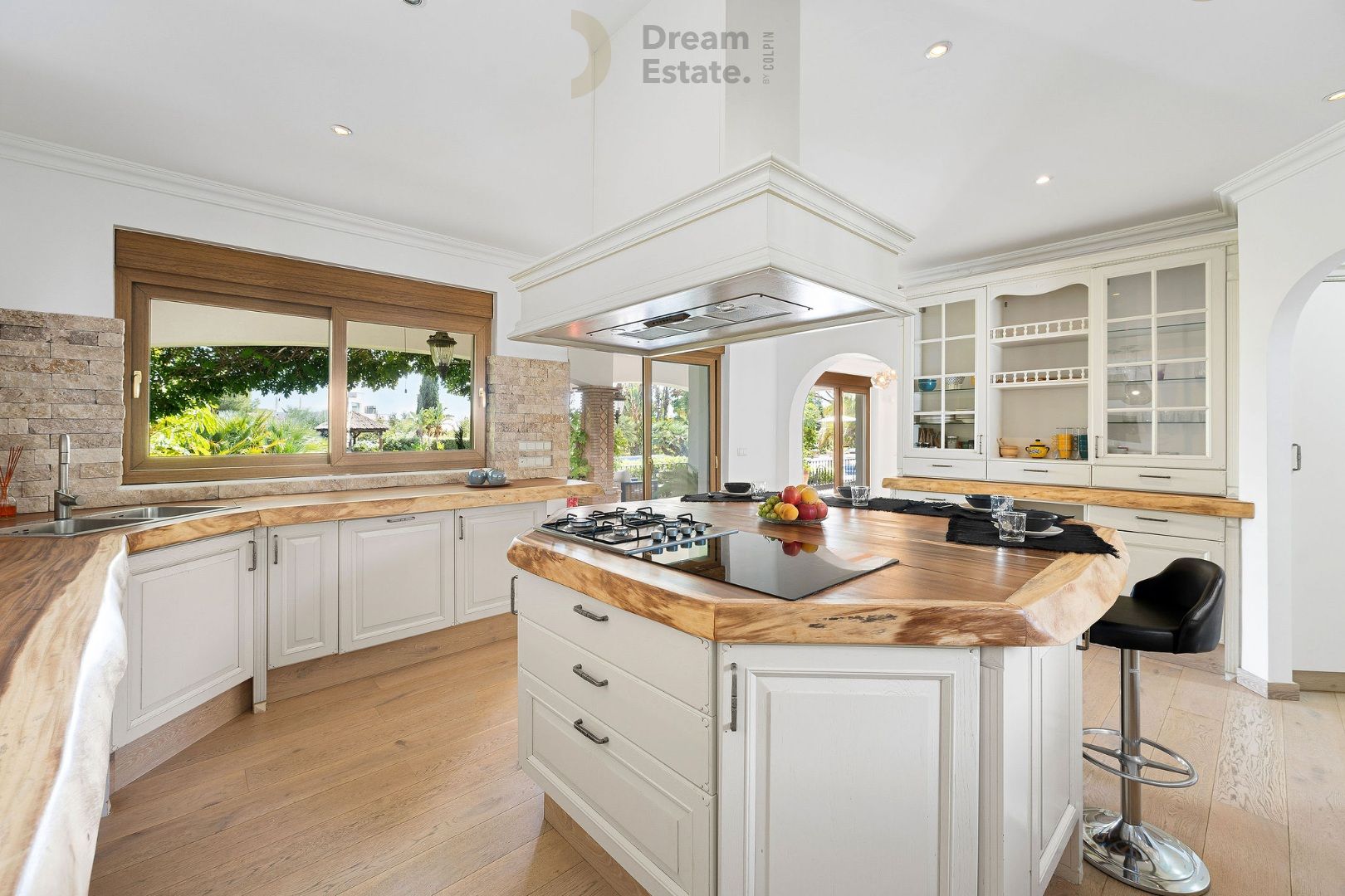 Welkom in deze prachtige villa te El Paraiso, een mix van Andalusische charme en moderne elegantie. foto 14