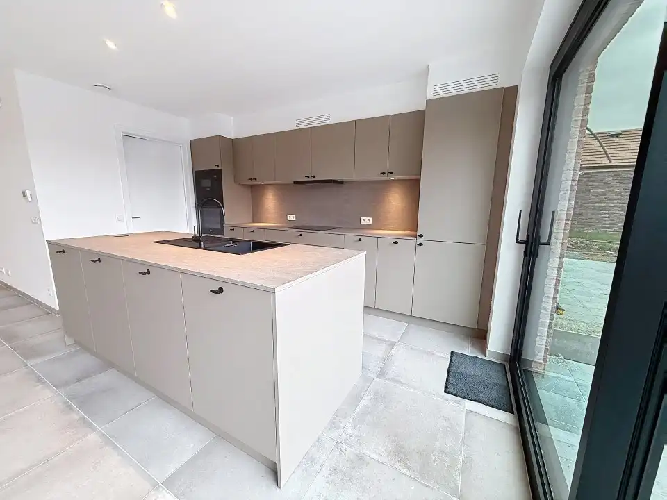 Ruime nieuwbouwwoning met tuin, carport en extra bergruimte foto 3