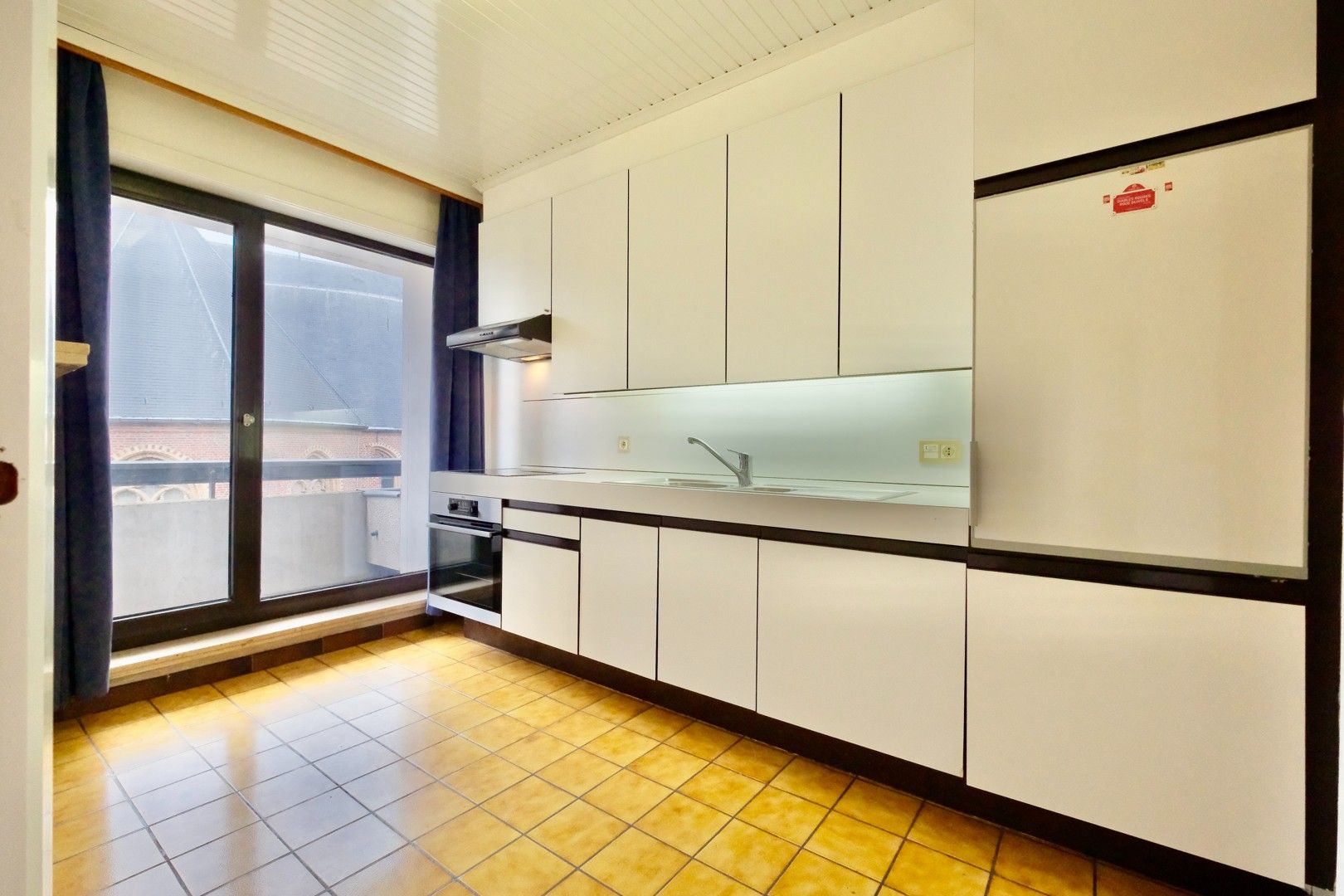 Roeselare - Appartement met 2 slpks en vernieuwde keuken! foto 4