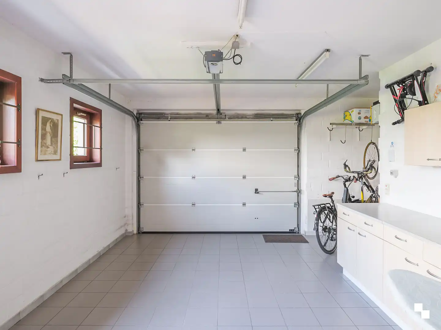 Laagbouwvilla in gegeerde straat met aangename tuin foto 15