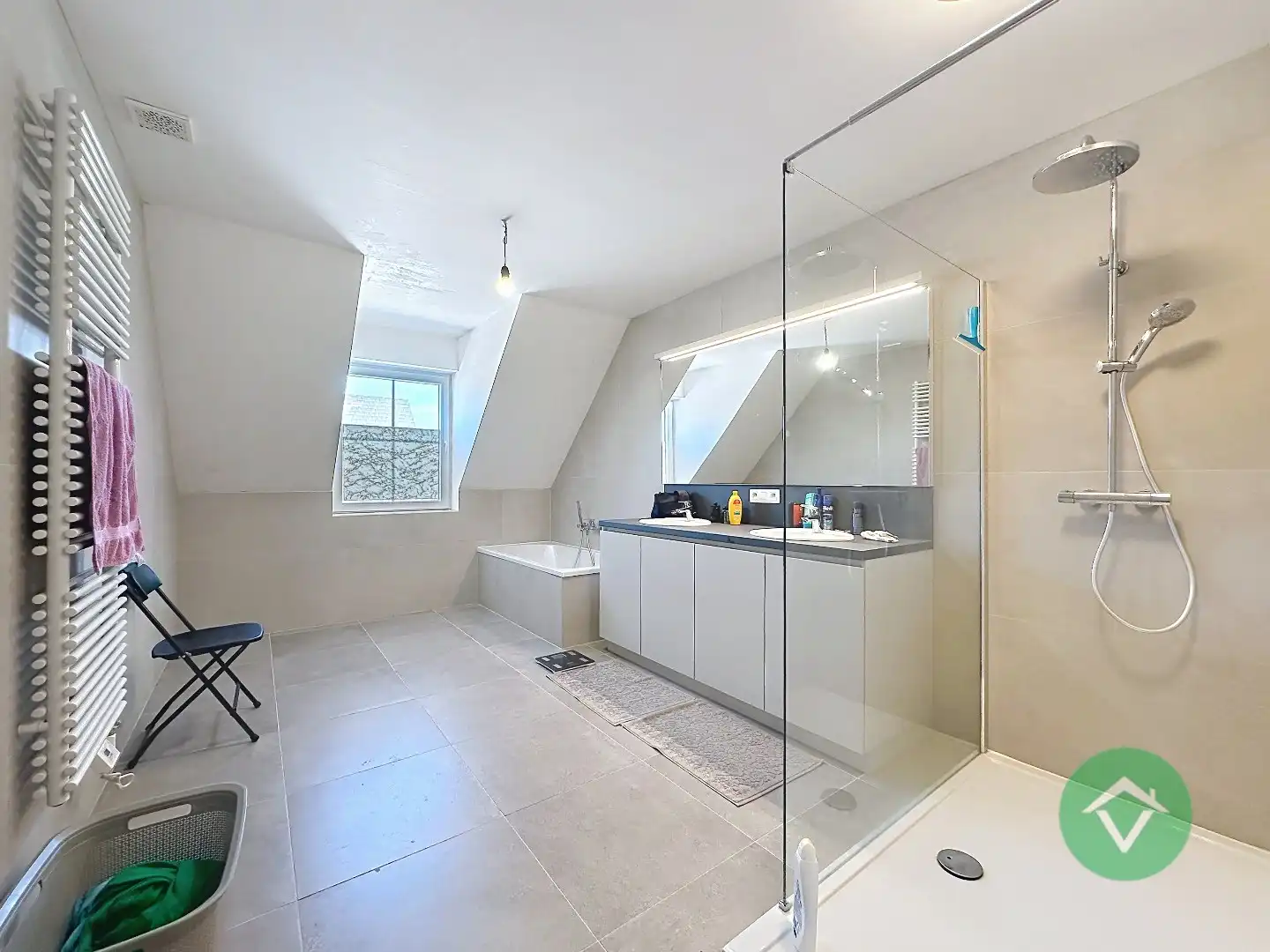 Moderne nieuwbouw tussenwoning met drie slaapkamers en garage in Moere foto 16