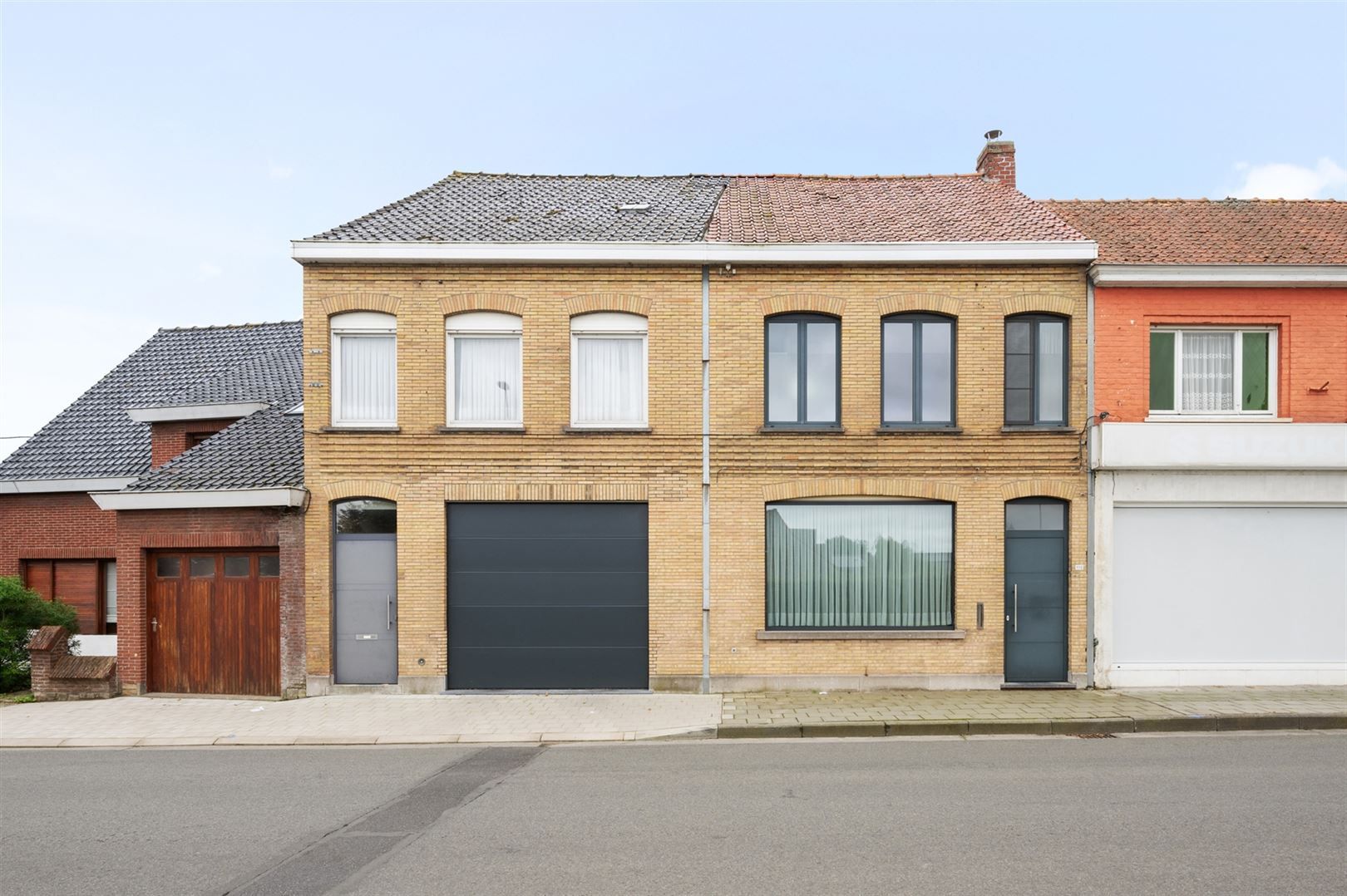 Huis met ruime garage/opslag foto {{pictureIndex}}