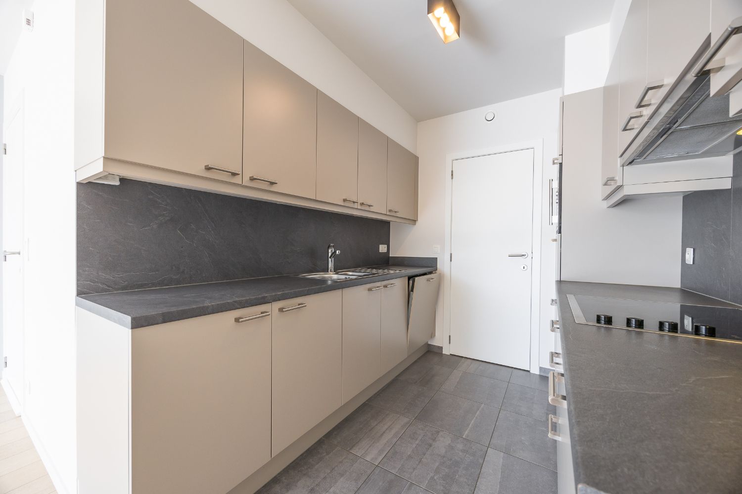 Modern gerenoveerd ruim appartement vlakbij het strand van Bredene foto 8