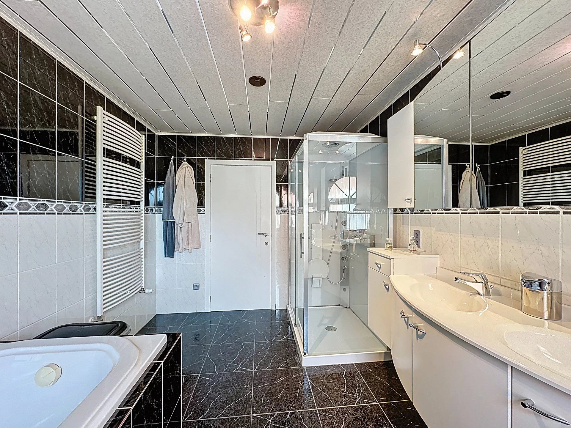 Mooie, vrijstaande woning gelegen op een perceelsgrootte van 9 are, met maar liefst 4 slaapkamers en een ruime dubbele garage. foto 19