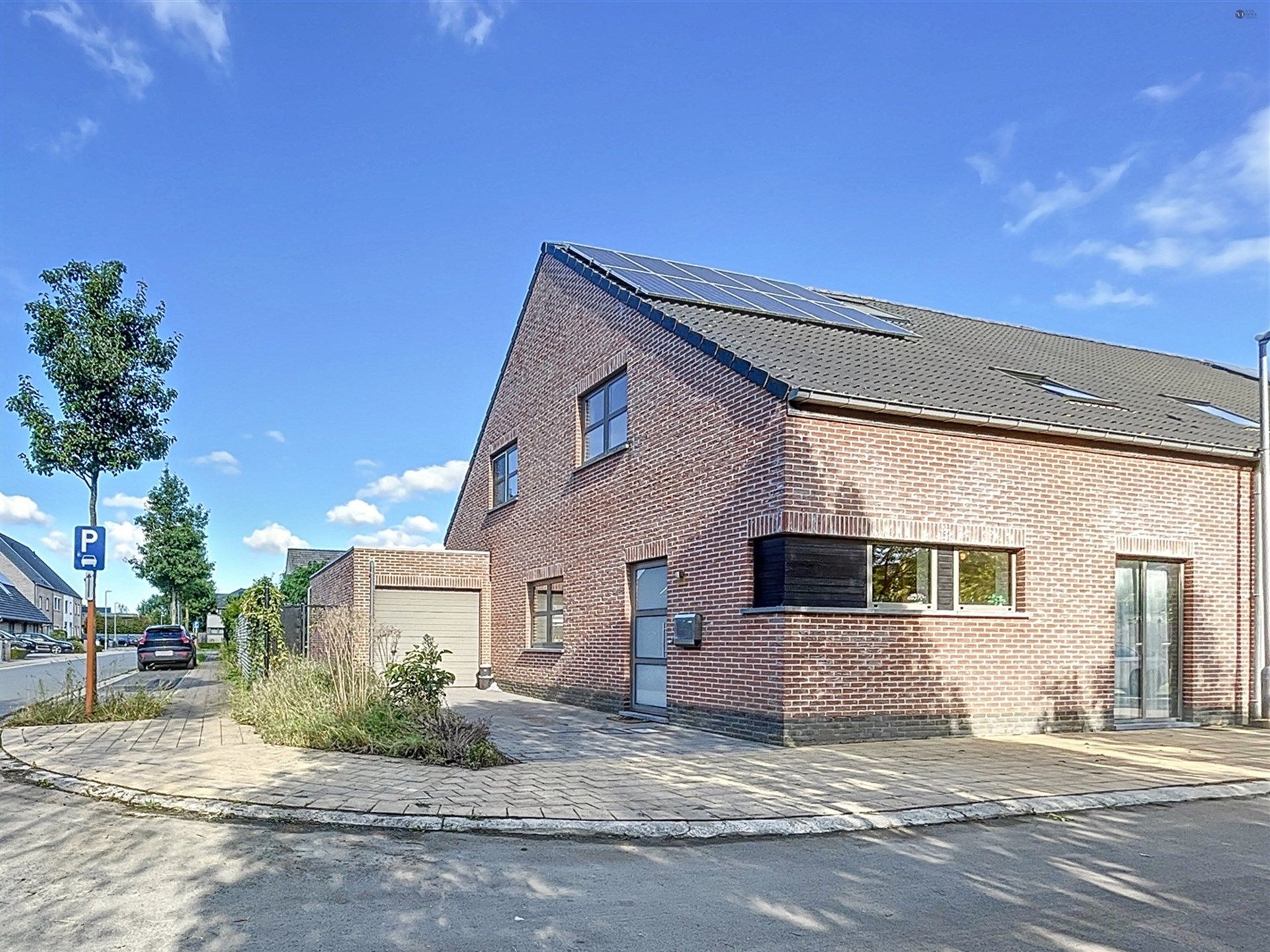 Prachtige half open bebouwing met 4 slaapkamers en garage op 382m² grond foto 1