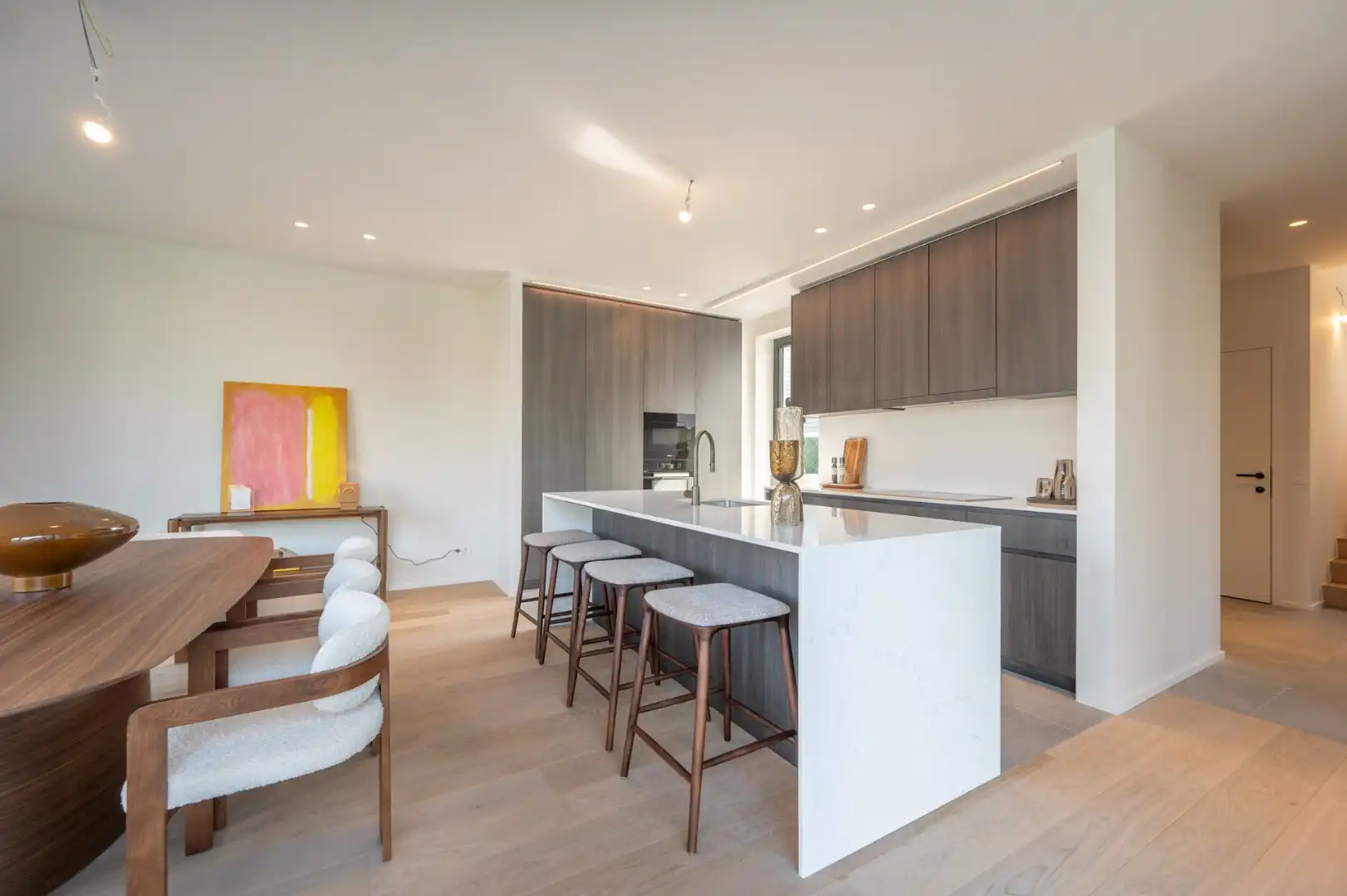 Lichtrijke nieuwbouwvilla met aangename volumes en zonnige tuin foto 6