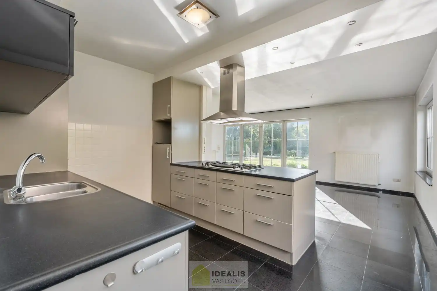 IDEALIS VASTGOED – HEDENDAAGSE EENGEZINSWONING OP RUSTIGE LOCATIE MET AANGELEGDE TUIN OP EEN KNAP PERCEEL (9A87CA) NABIJ HET CENTRUM VAN PELT – De woning omvat een heerlijke lichtrijke open leefruimte met aansluitend goed uitgeruste keuken, fijne wasplaats/berging, 4 royale slaapkamers en goed ingerichte badkamer. Een praktisch ingedeelde woning op een aangenaam en ruim perceel! foto 12