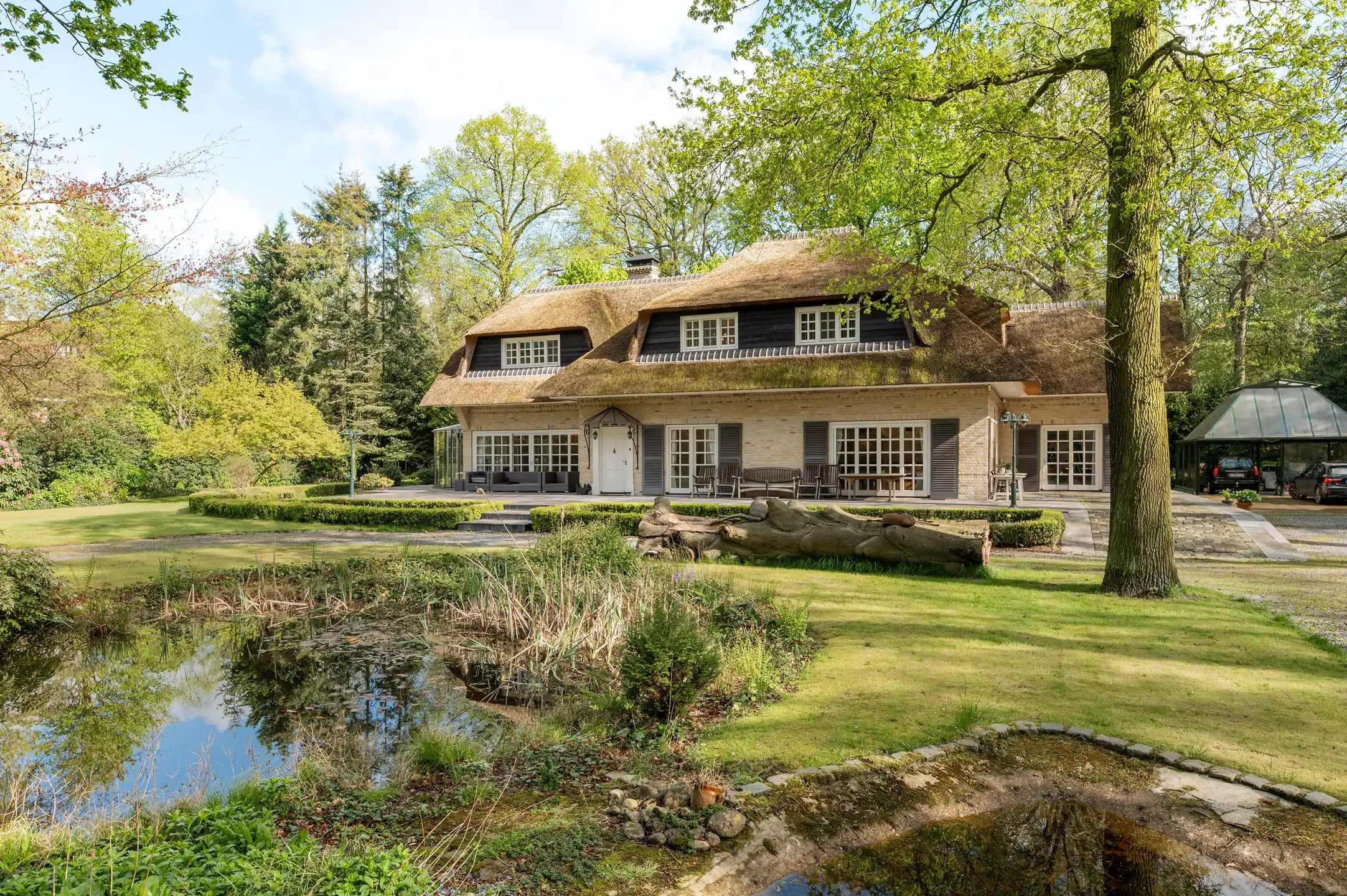 Unieke vrijstaande villa op ca. 7620m² in een uitzonderlijk domein in het groen. foto {{pictureIndex}}
