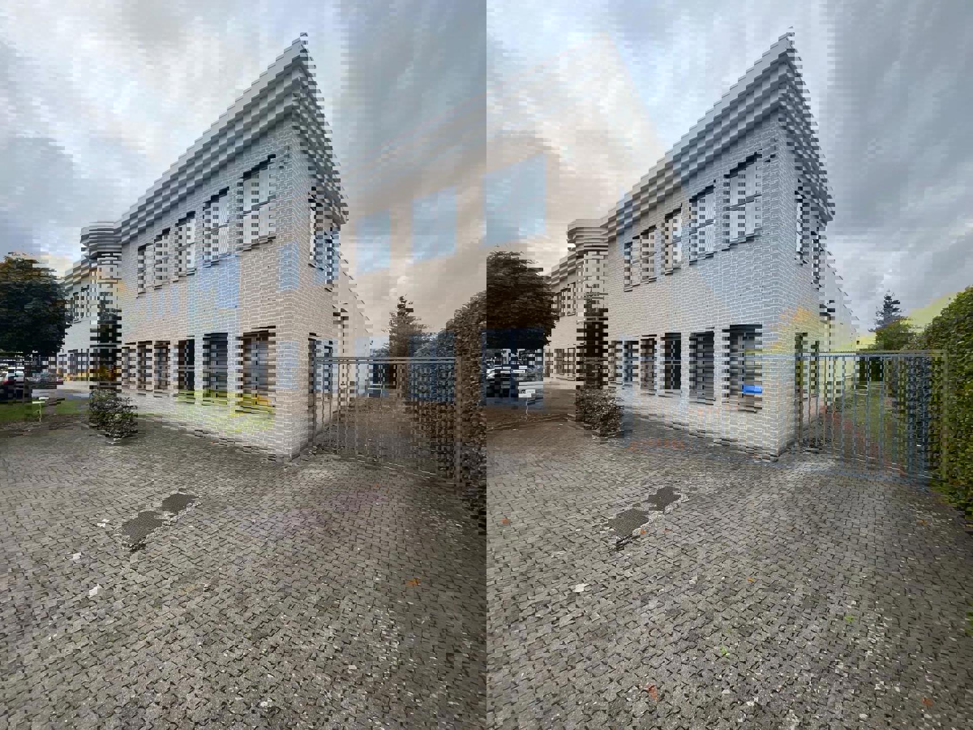 Kontich: magazijn 620m² met kantoor en buiten stockage foto {{pictureIndex}}