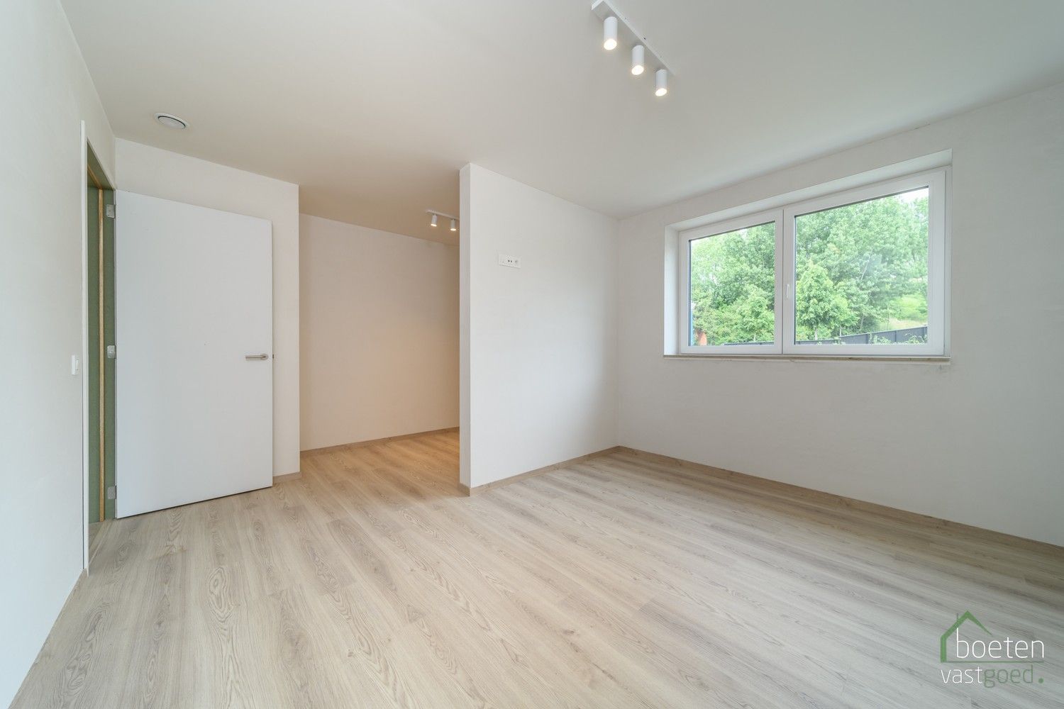 Koksijde/Sint-Idesbald: Energiezuinige en kwalitatief afgewerkte nieuwbouwwoning met 3 slaapkamers, carport en gezellig tuintje op 317m² grondopp. foto 15