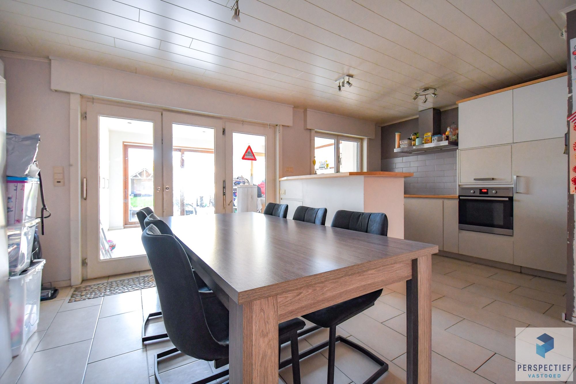 Centraal gelegen ruime woning met 4 slaapkamers en grote tuin foto 5