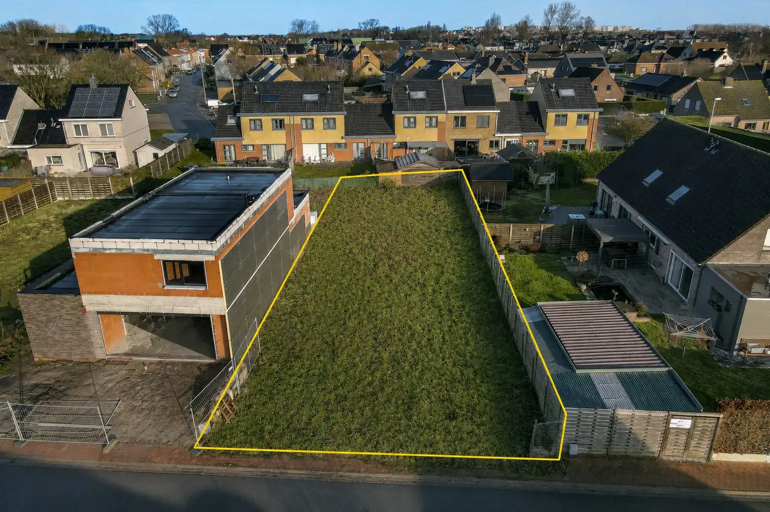 Bouwgrond voor halfopen bebouwing – 487 m² foto {{pictureIndex}}